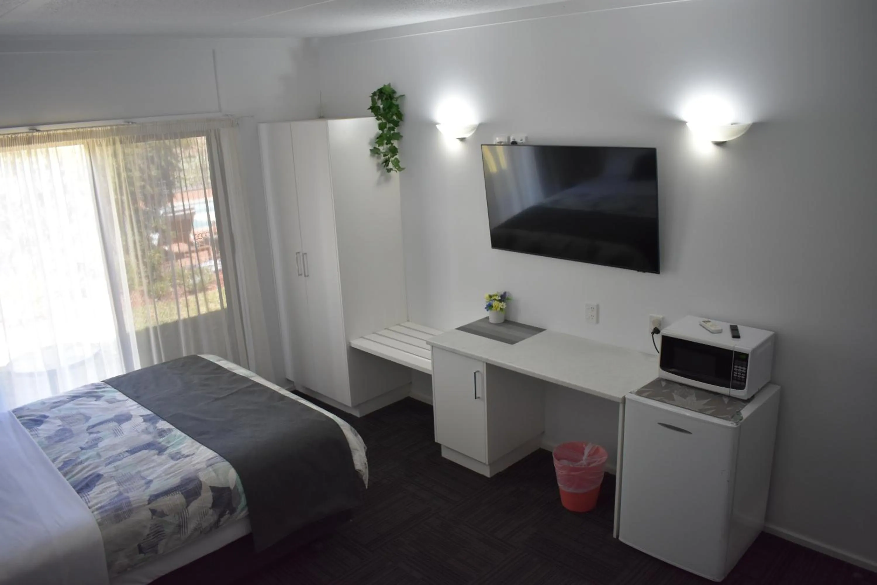 Photo of the whole room, Bed in Riviana Motel