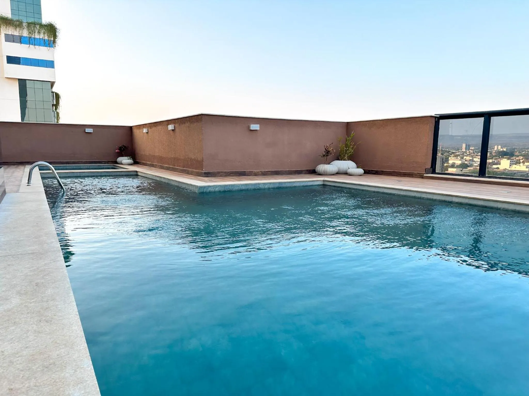Swimming pool in Vivence Suítes Hotel Palmas