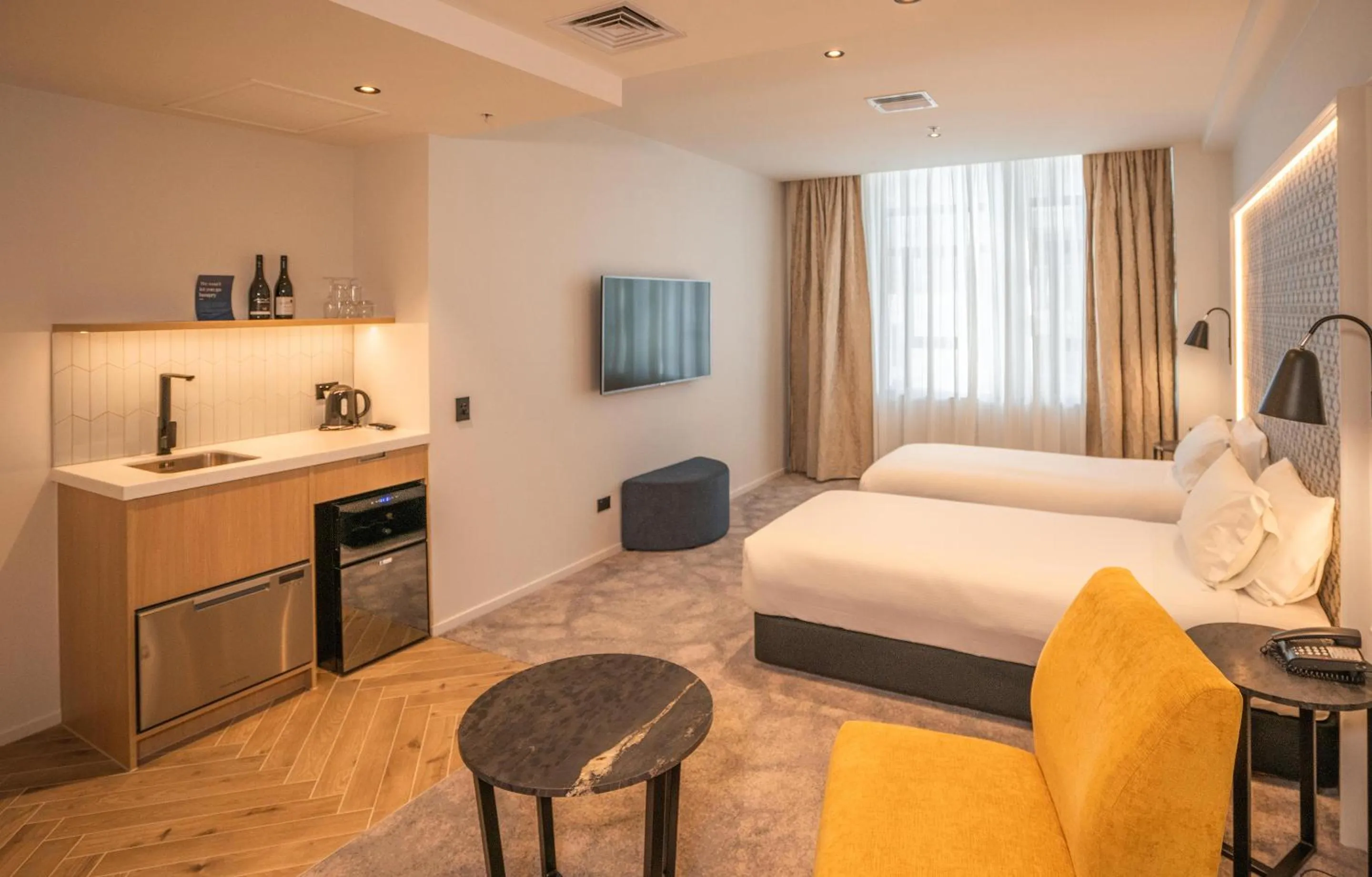 Kitchen or kitchenette, Bed in Legacy Airedale Hotel Auckland