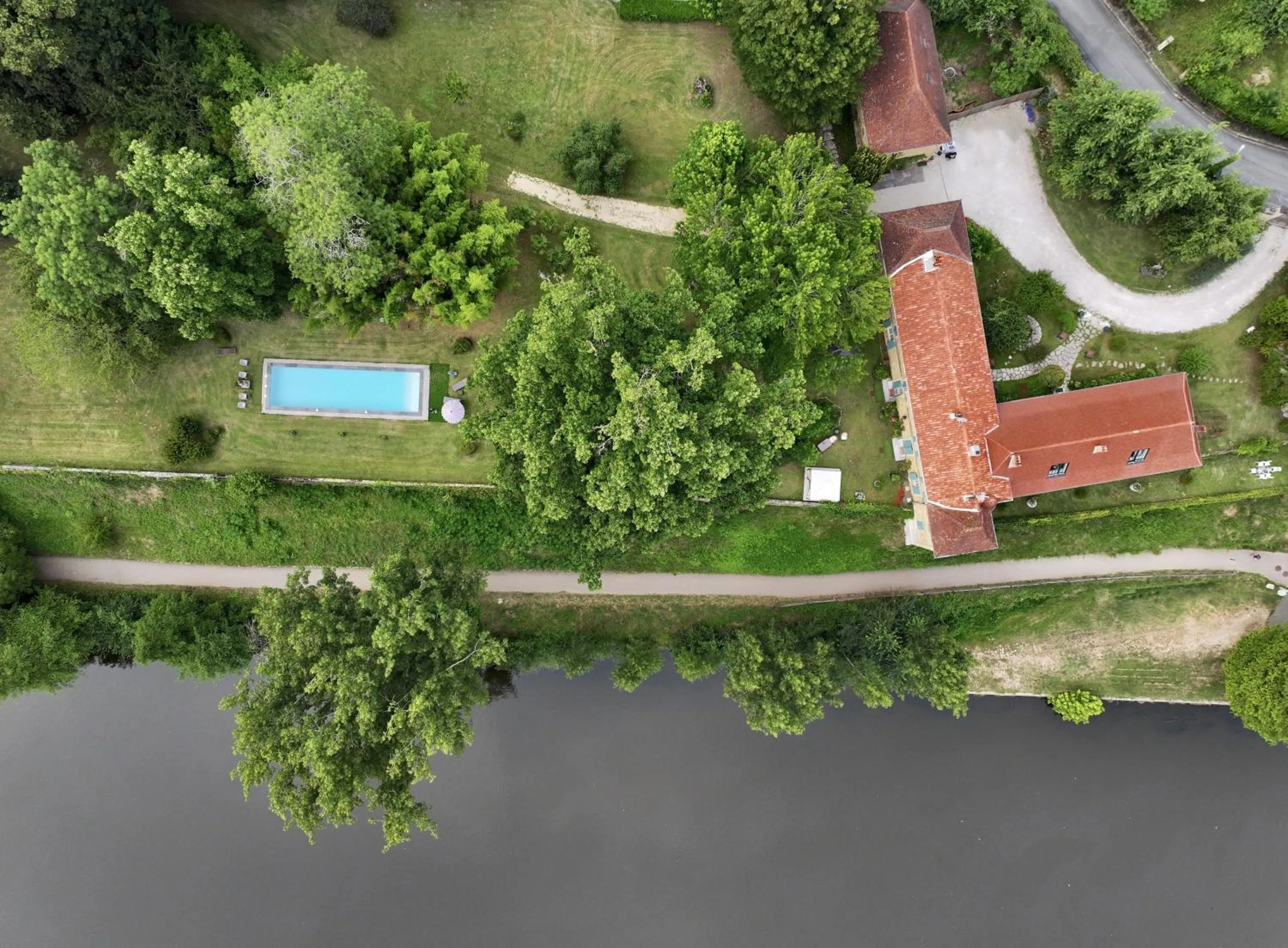Pool view in La Rebière d'Or, B&B et Gîte