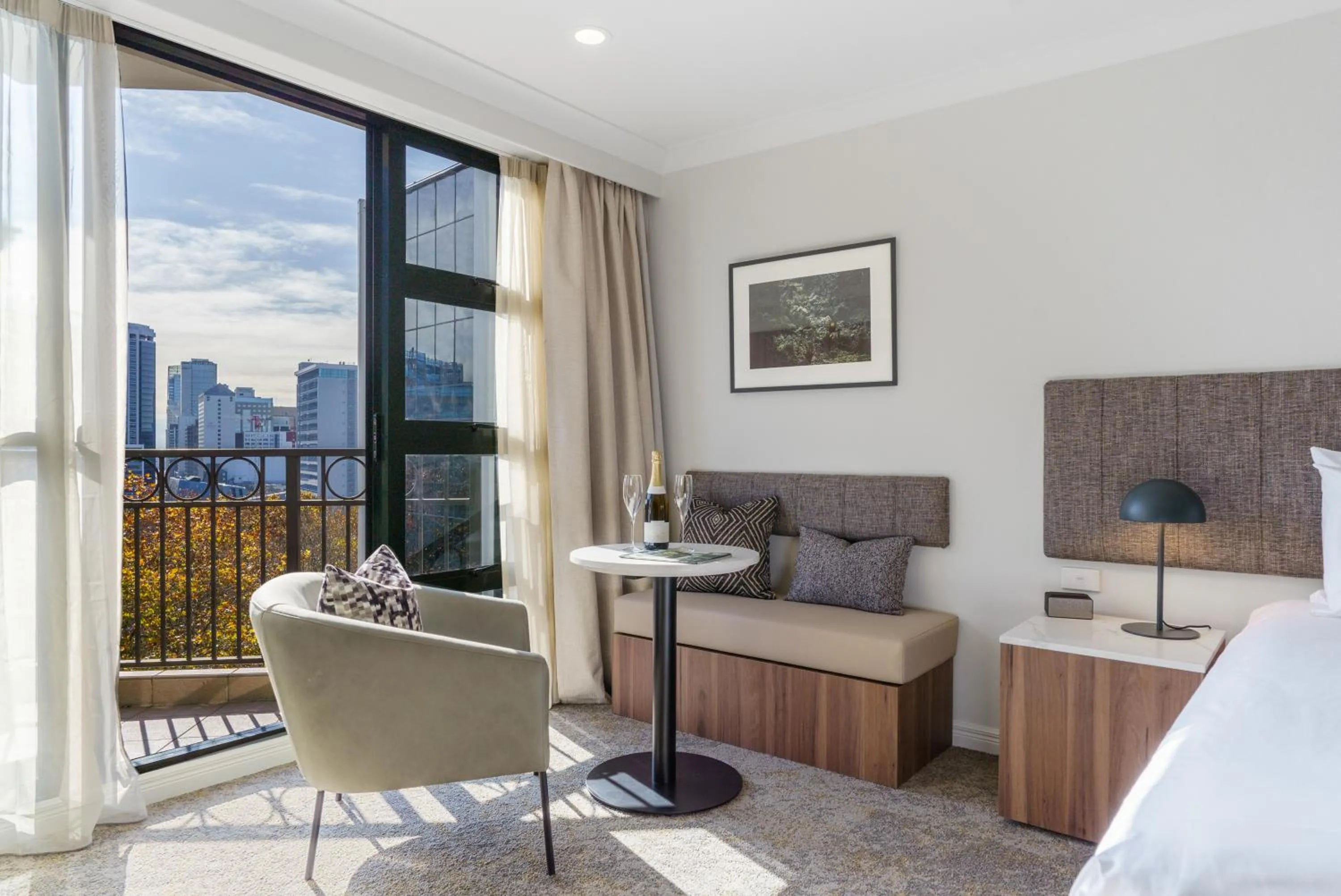 Balcony/Terrace, Bed in Parkside Hotel & Apartments