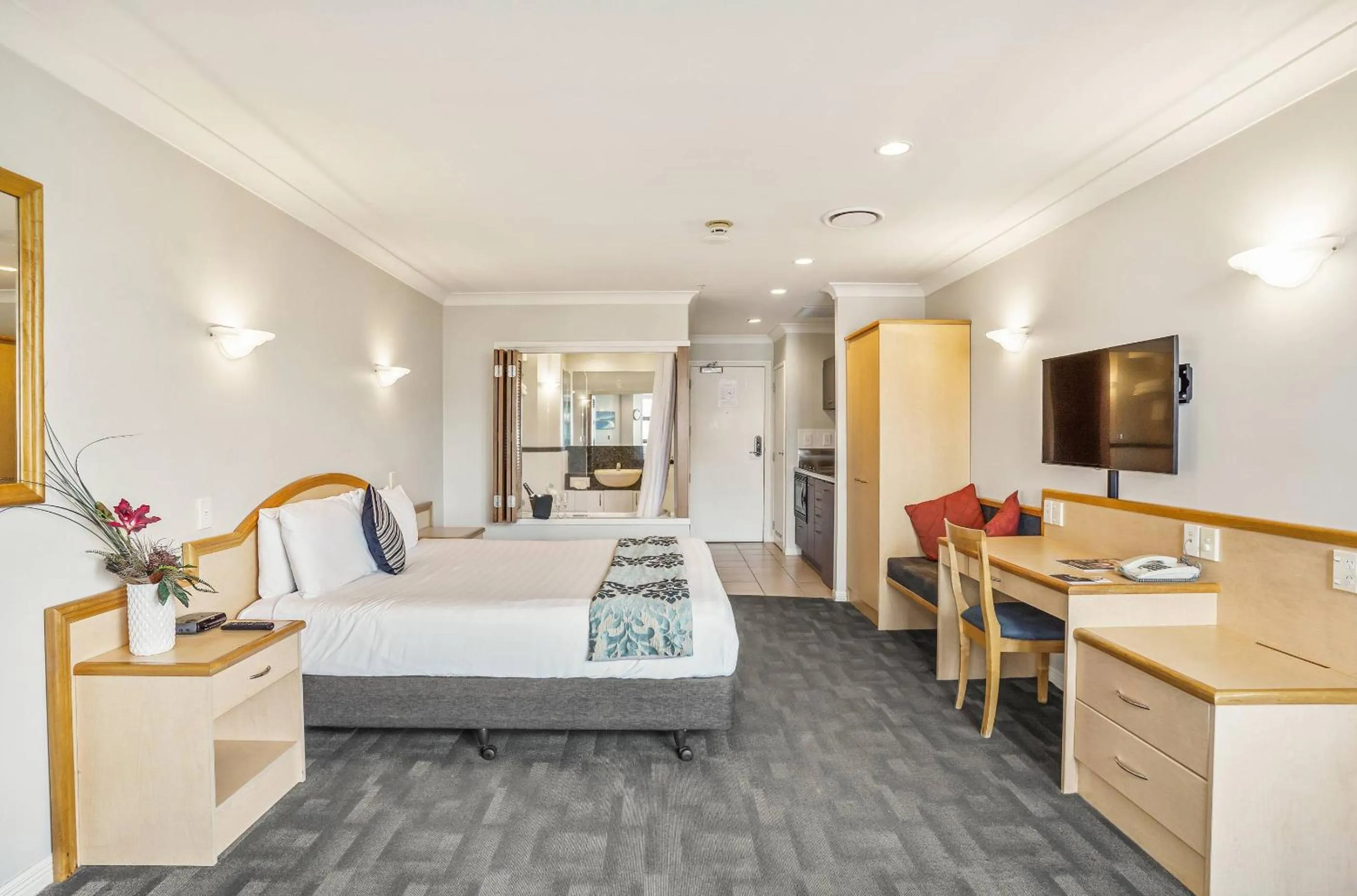 TV and multimedia, Bed in Parkside Hotel & Apartments