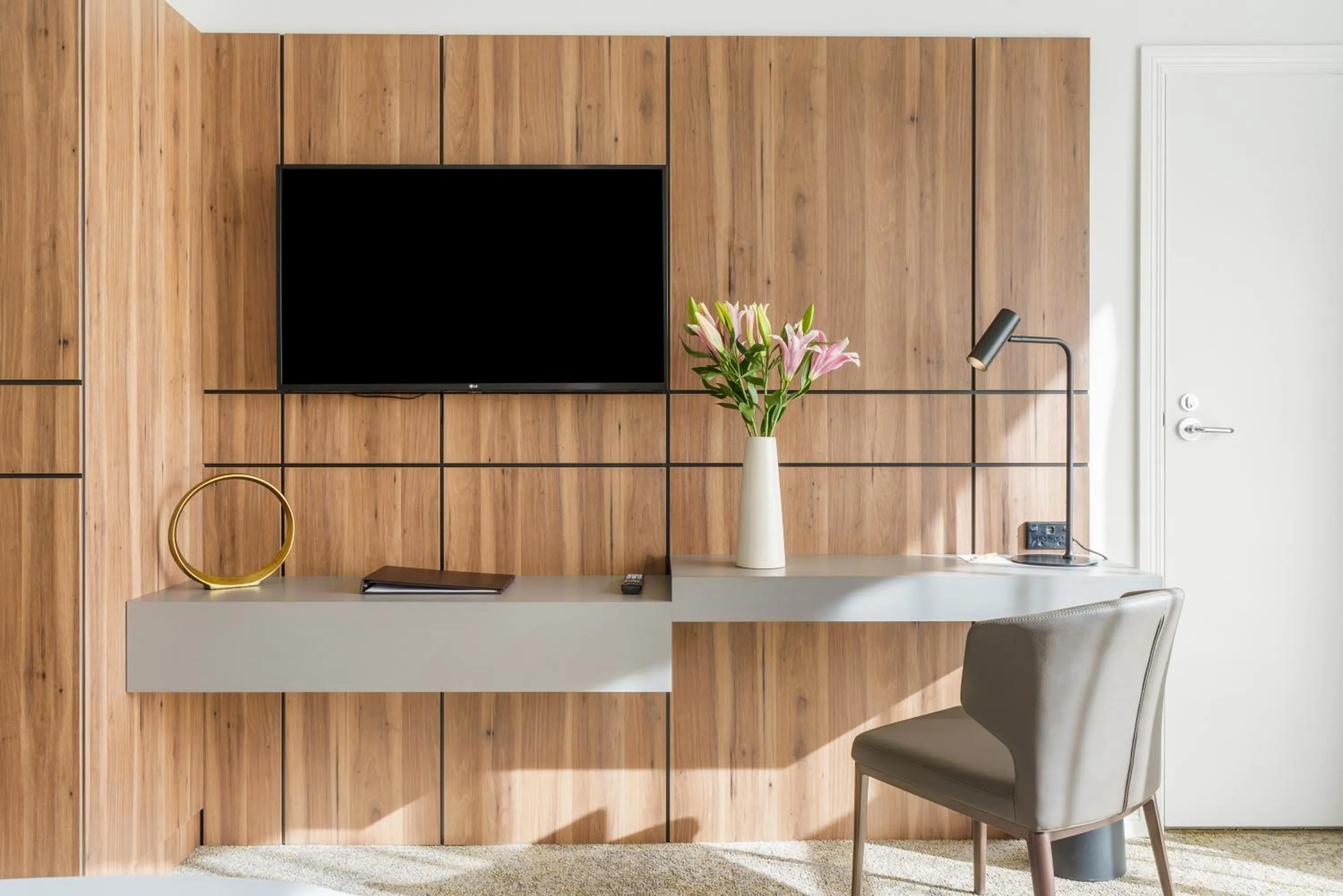 TV and multimedia in Parkside Hotel & Apartments