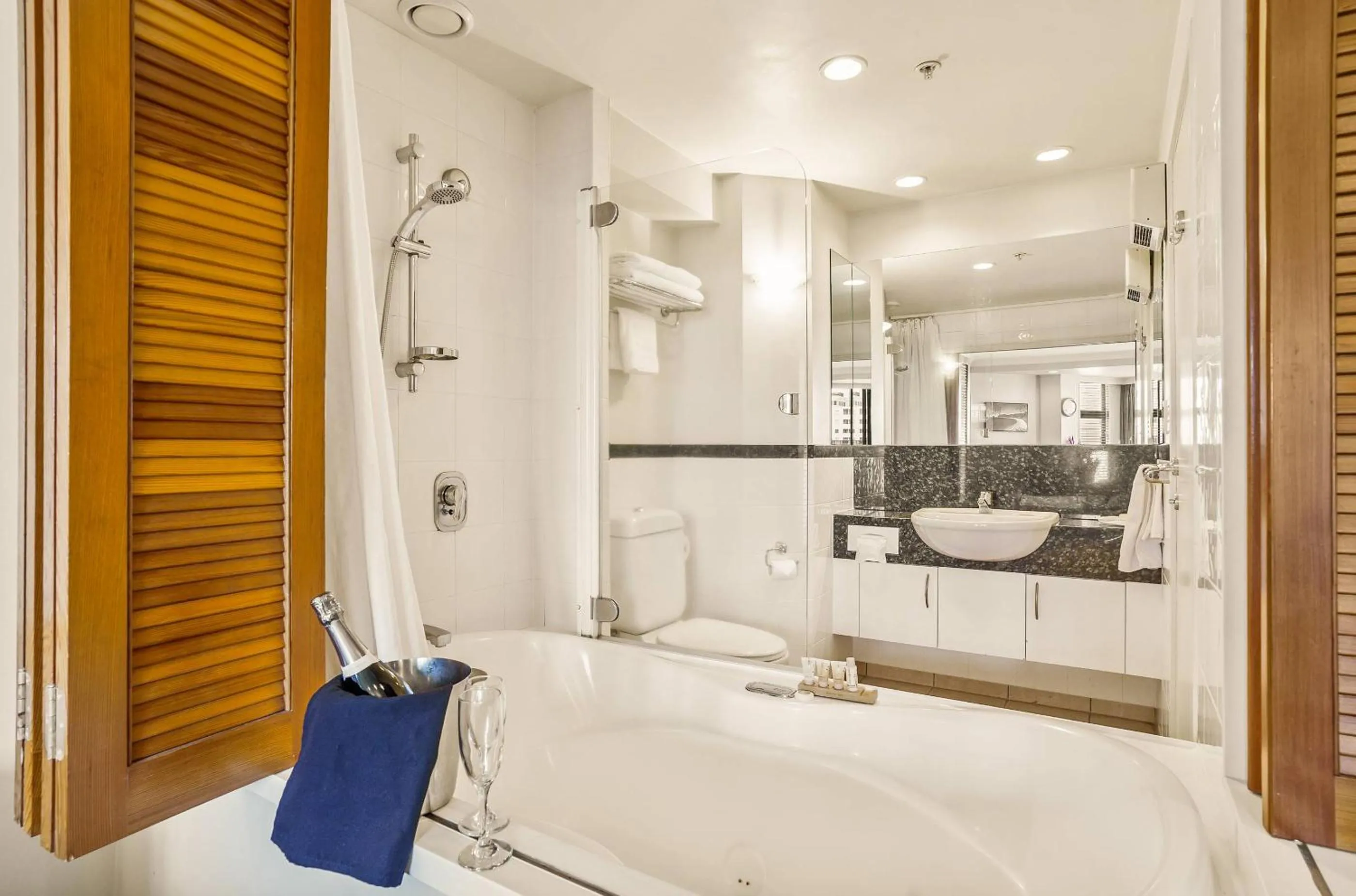 Toilet in Parkside Hotel & Apartments