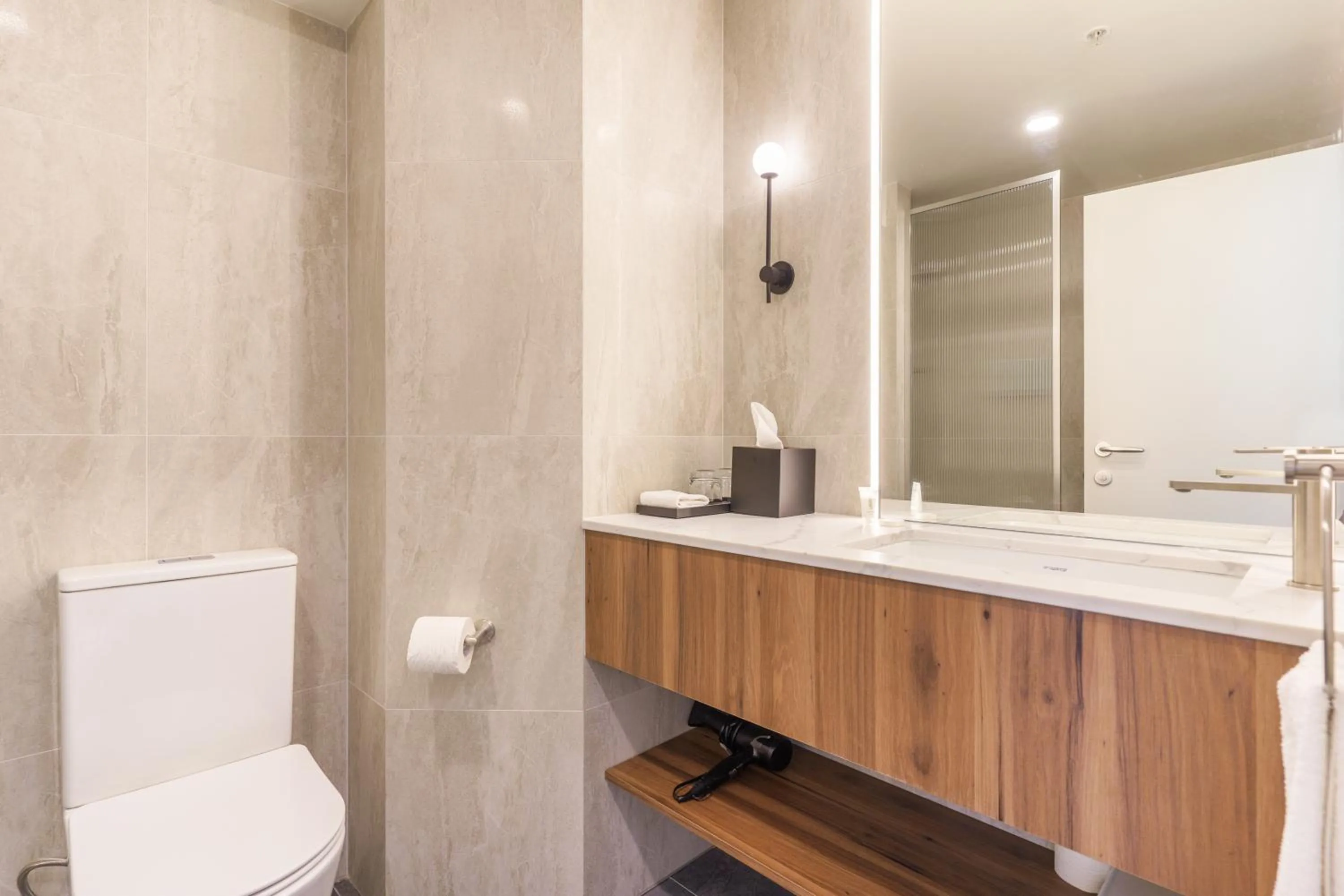 Shower in Parkside Hotel & Apartments