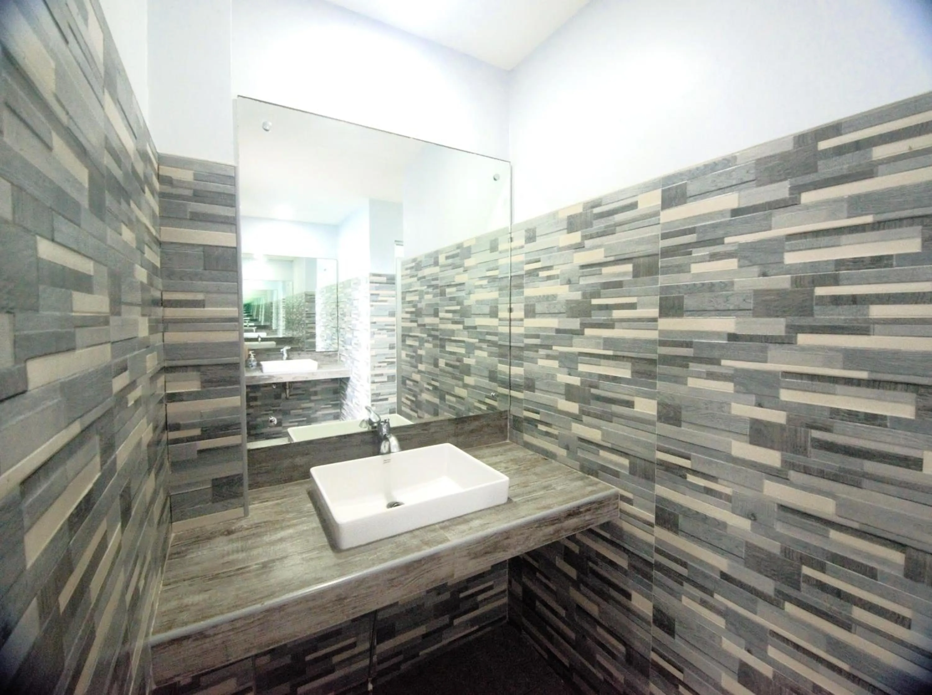 Shower in Hotel Gabriella