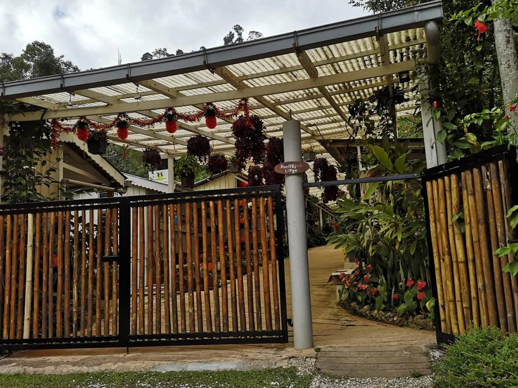 Facade/entrance in Moonriver Lodge