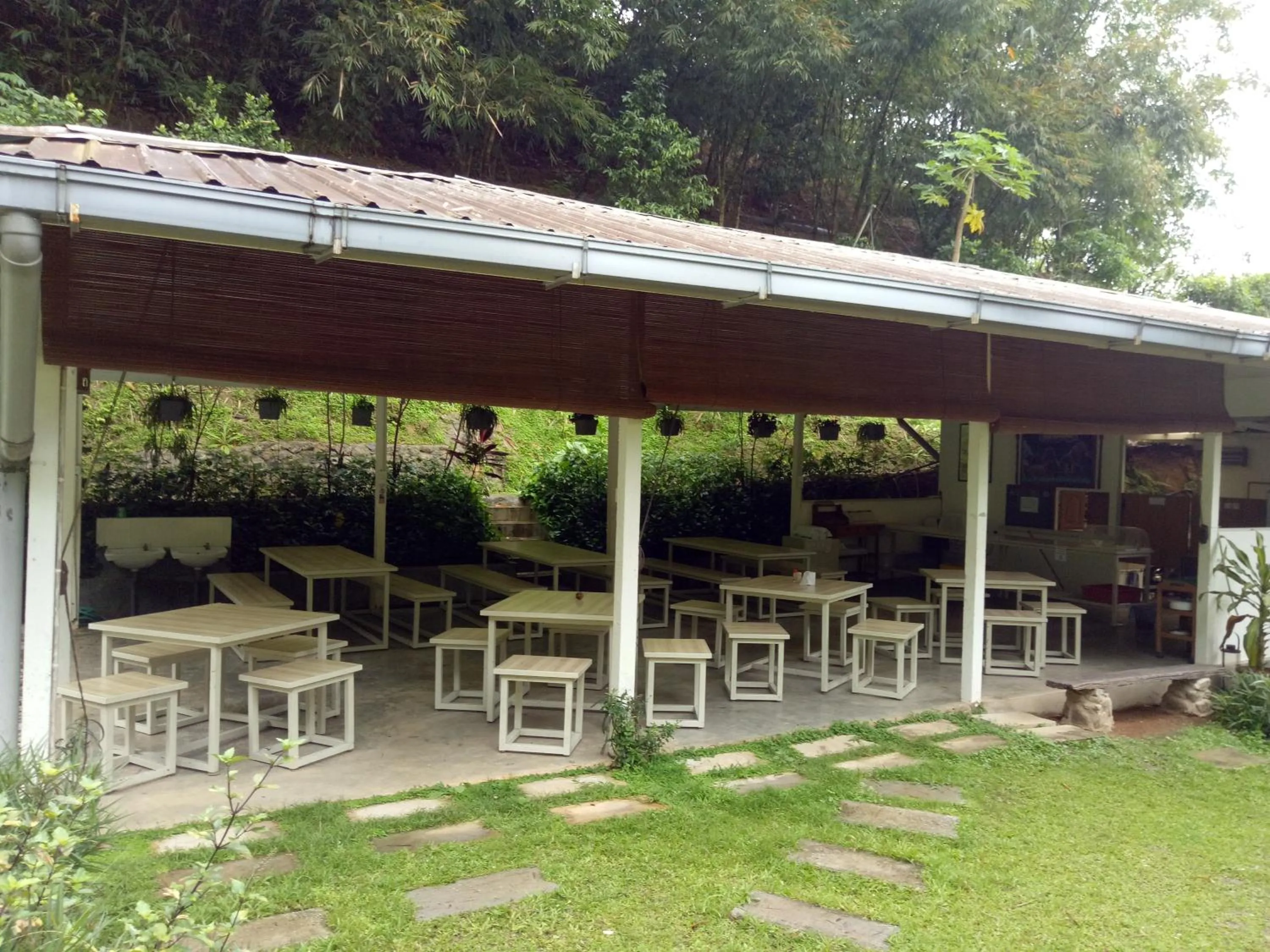 Restaurant/places to eat in Moonriver Lodge