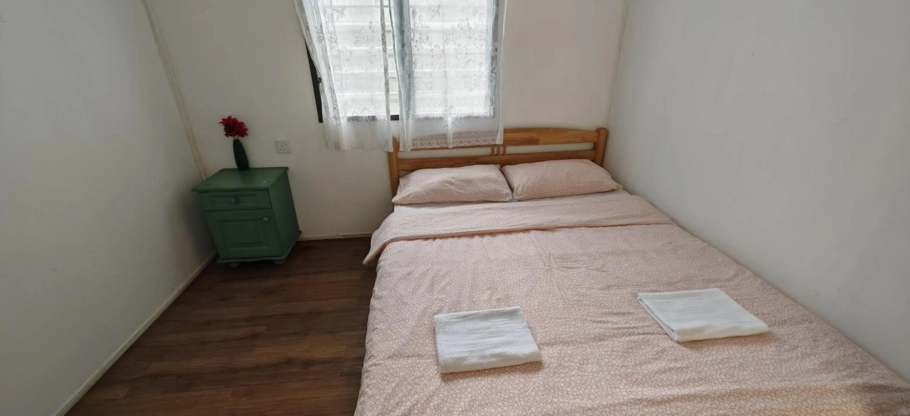 Photo of the whole room, Bed in Moonriver Lodge