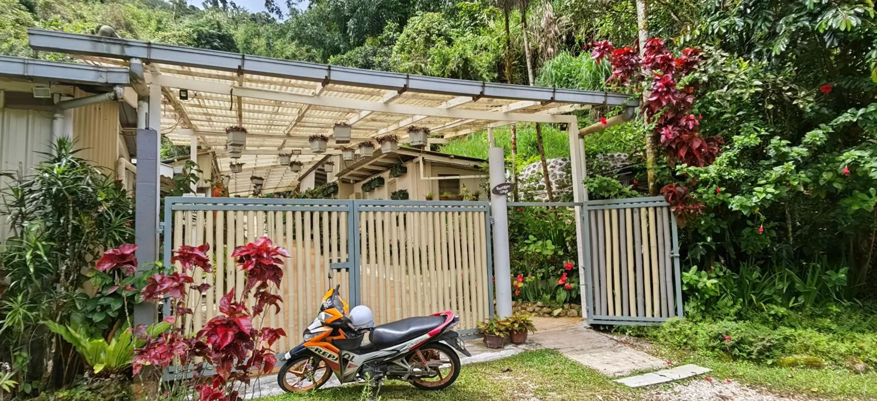 Facade/entrance in Moonriver Lodge