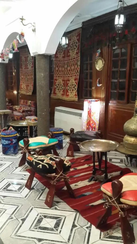 Restaurant/places to eat in Indiana Hotel