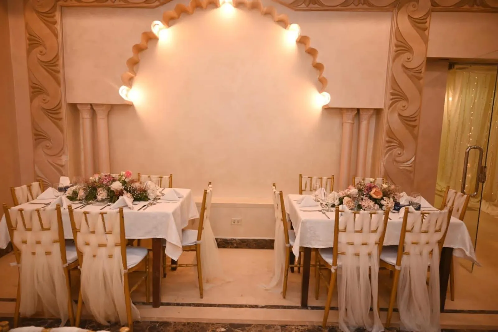 Restaurant/places to eat in Indiana Hotel