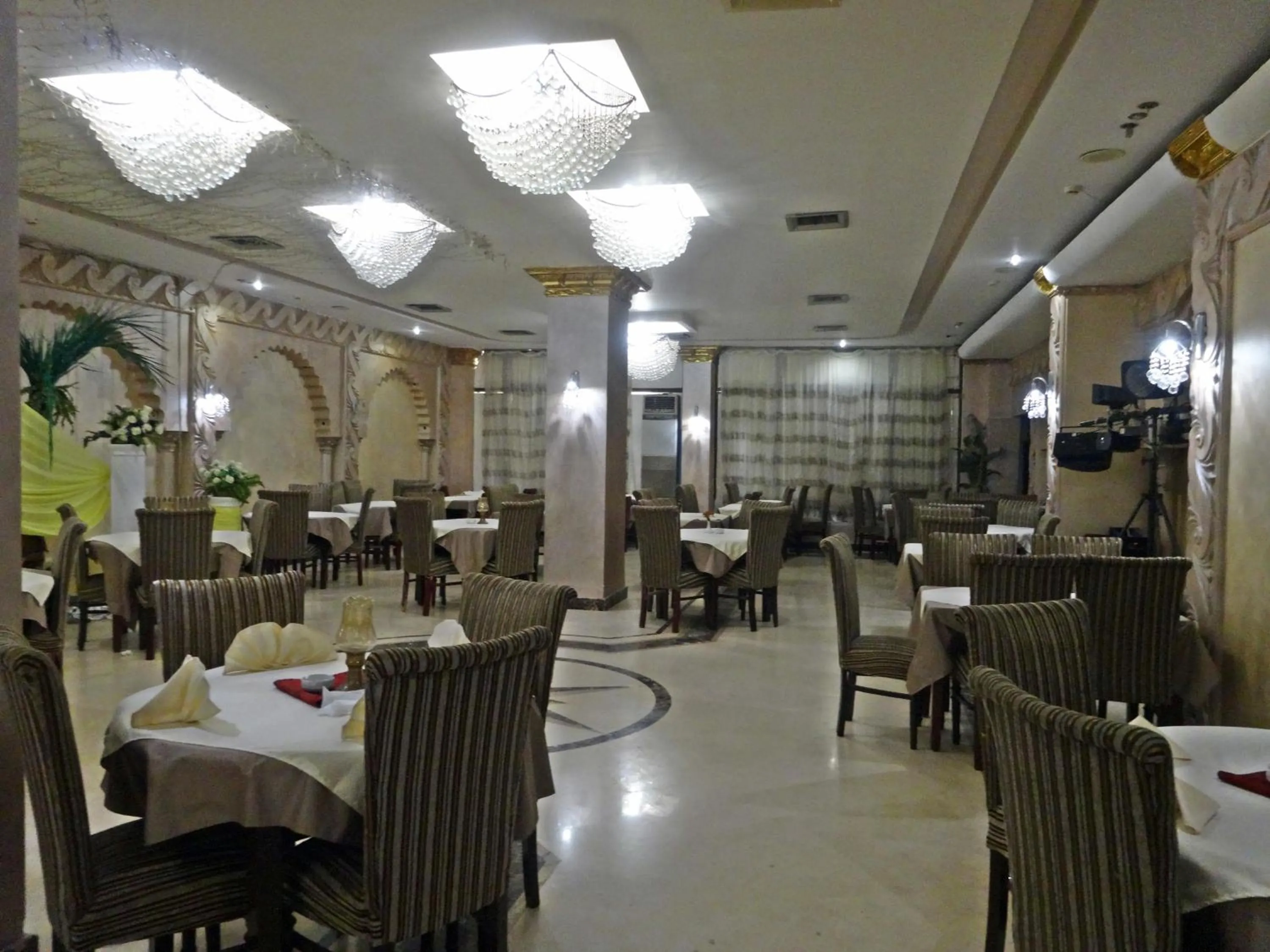 Restaurant/places to eat in Indiana Hotel