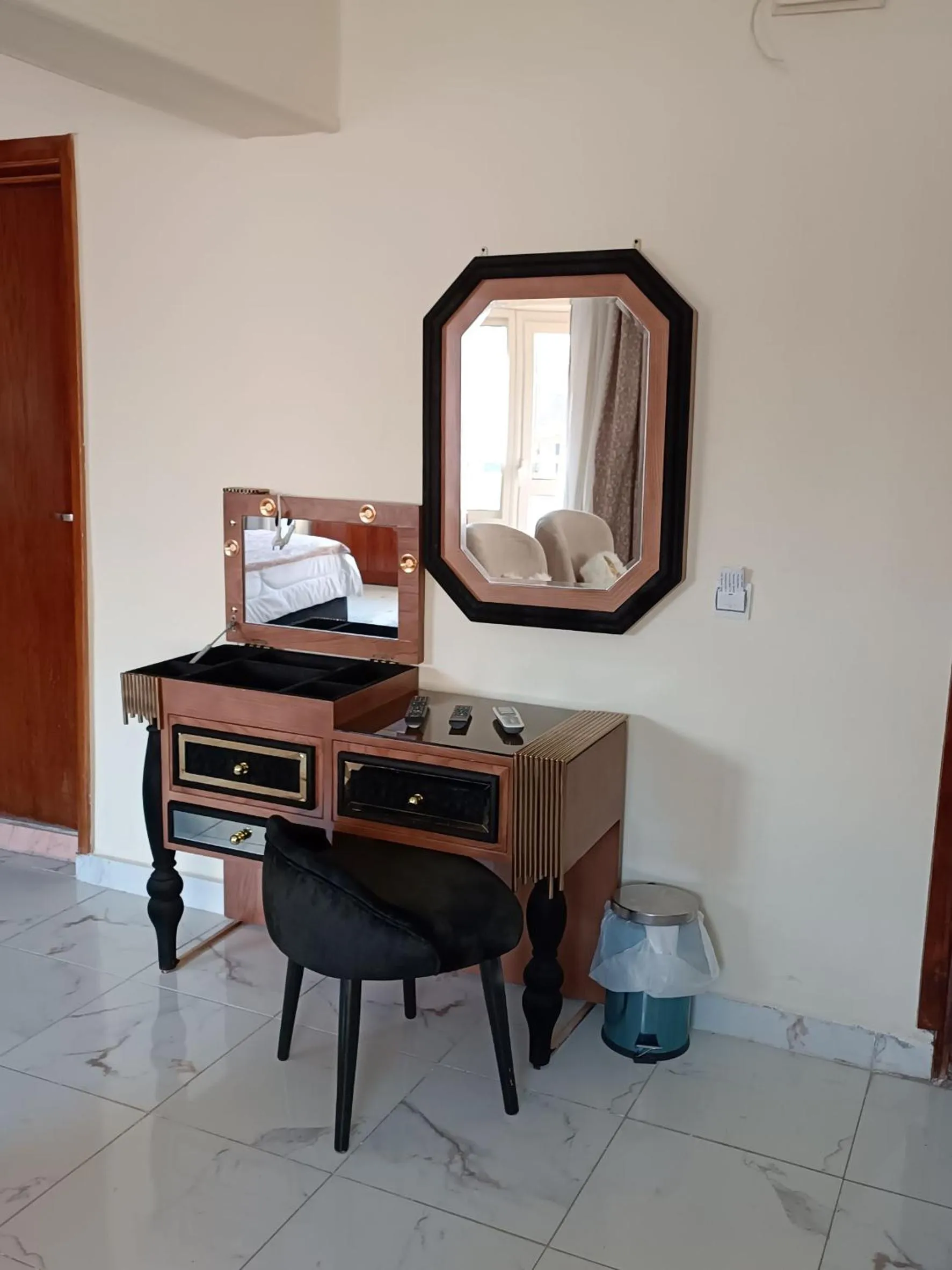 hair dresser in Indiana Hotel