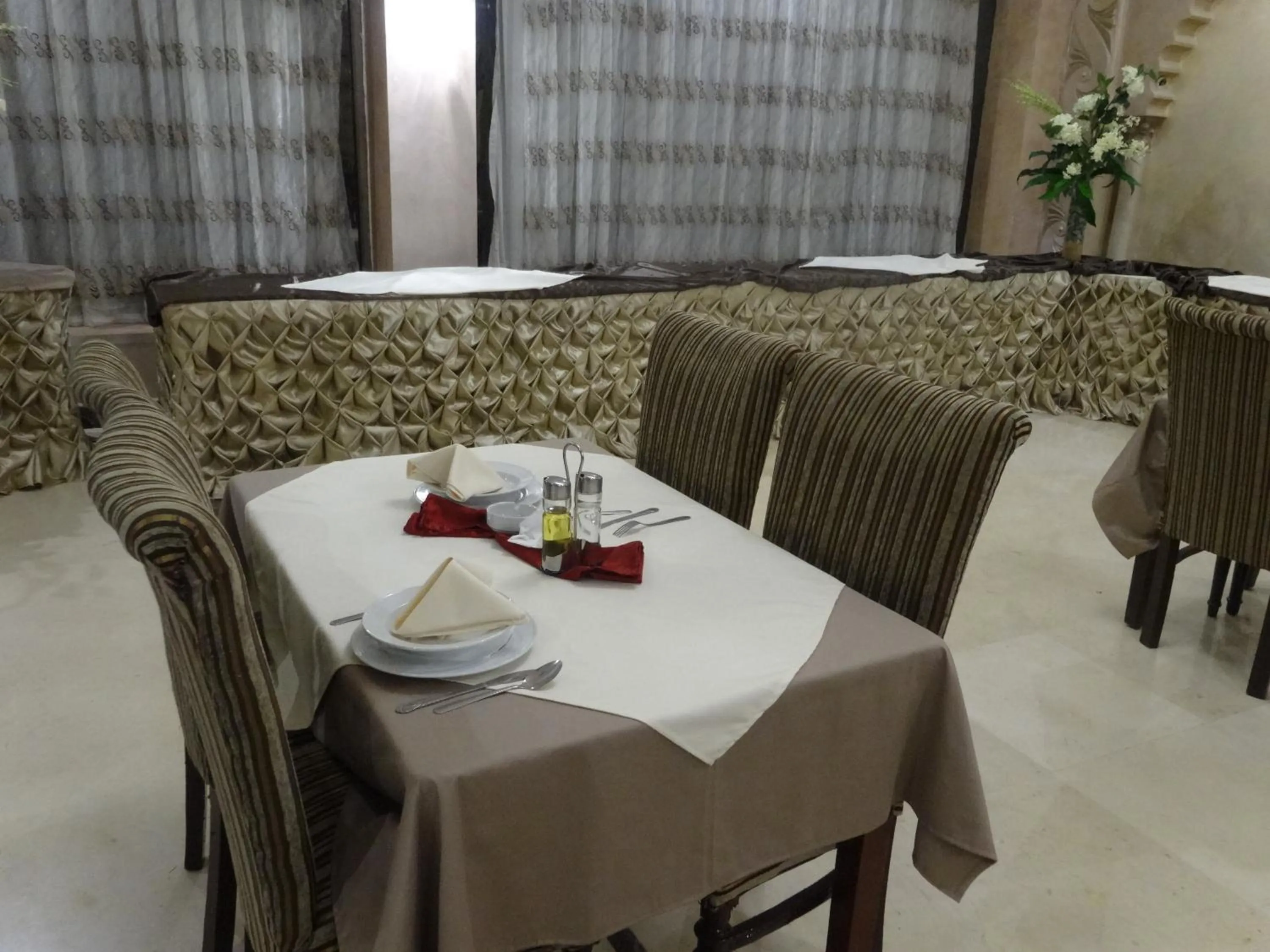 Restaurant/places to eat in Indiana Hotel