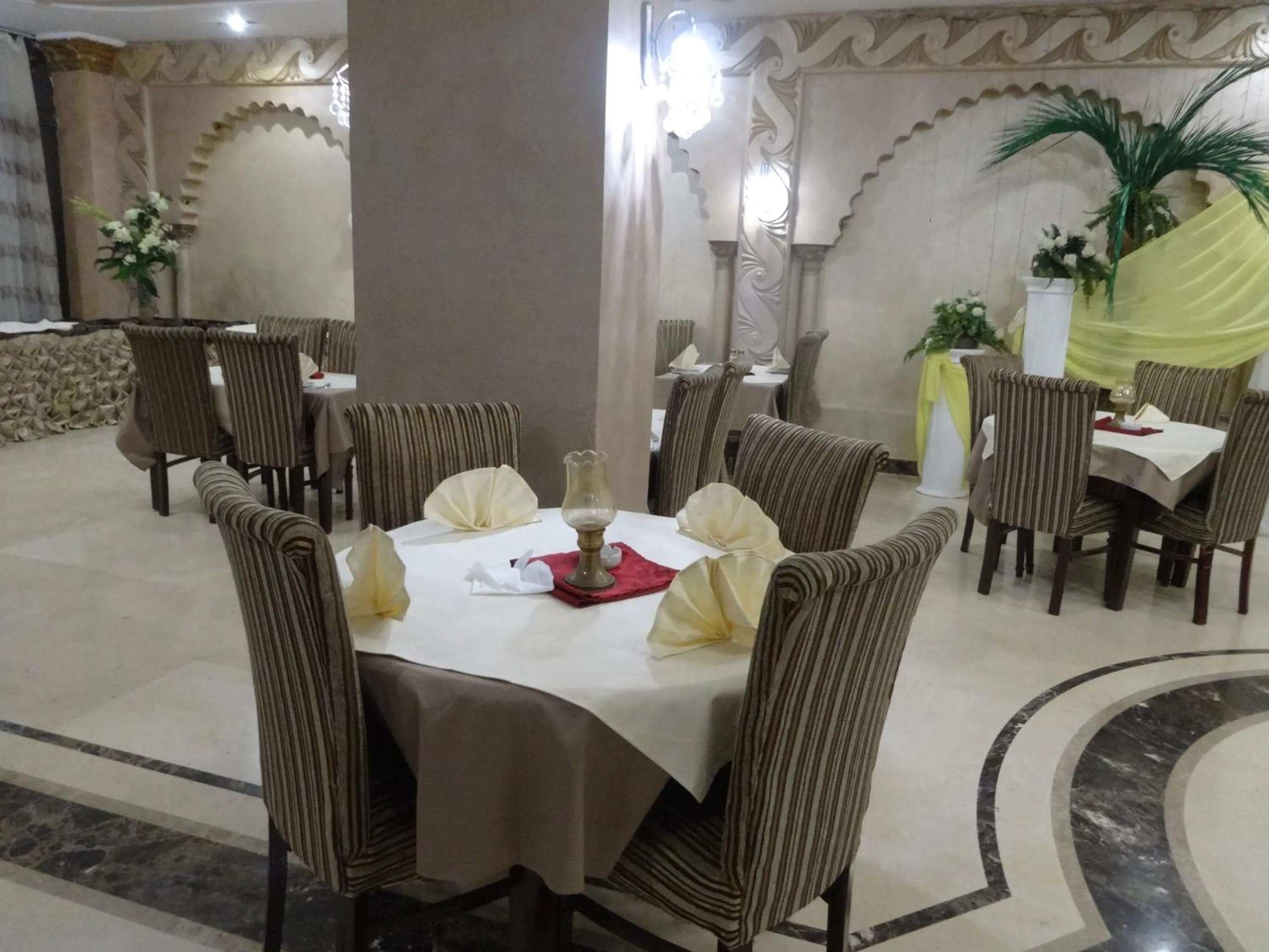 Restaurant/places to eat in Indiana Hotel