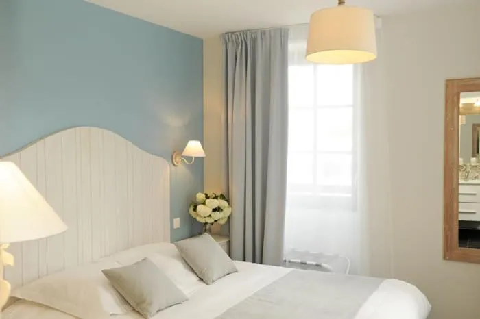 Bed in Hôtel Restaurant Corto Maltese