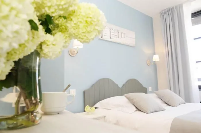 Bed in Hôtel Restaurant Corto Maltese