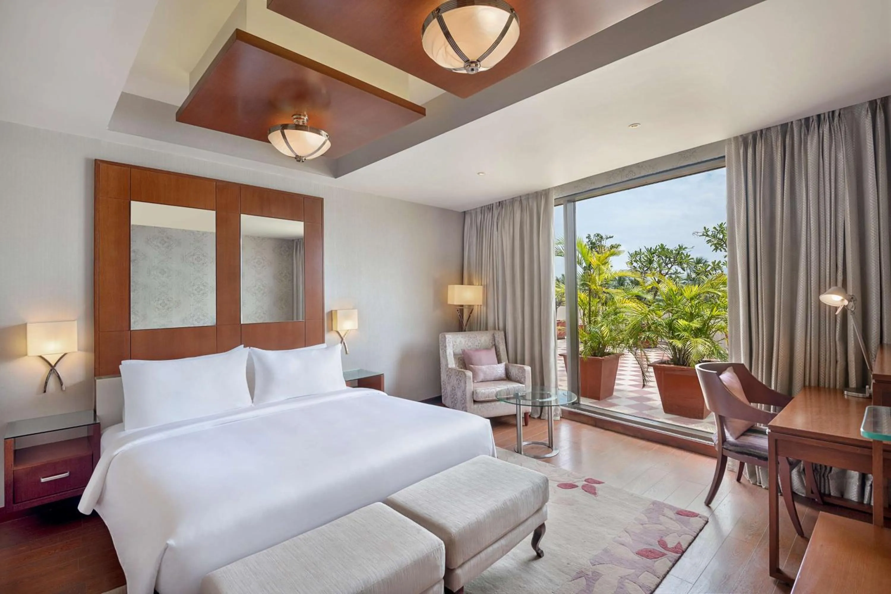 Photo of the whole room, Bed in Radisson Salem