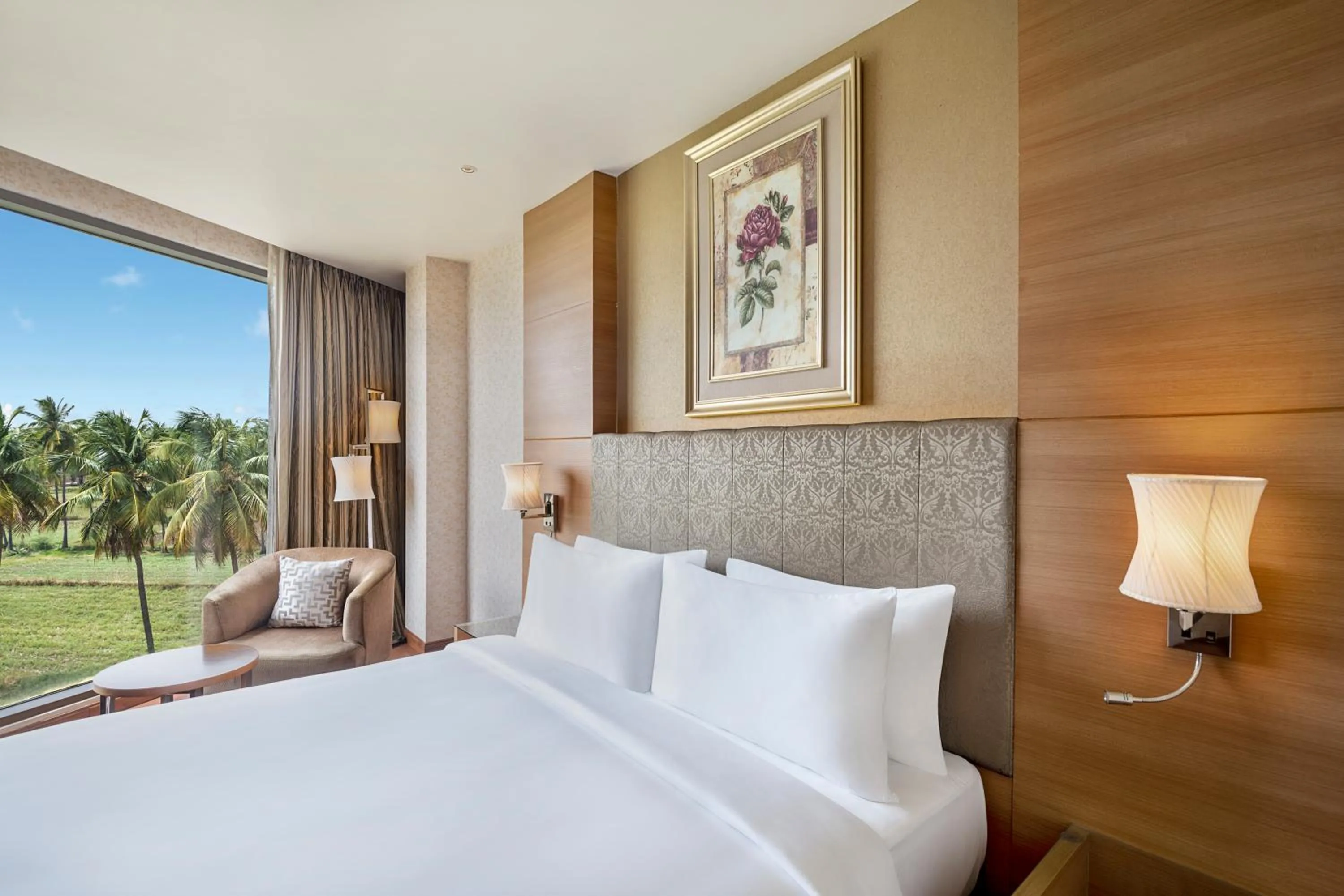 Bedroom, Bed in Radisson Salem