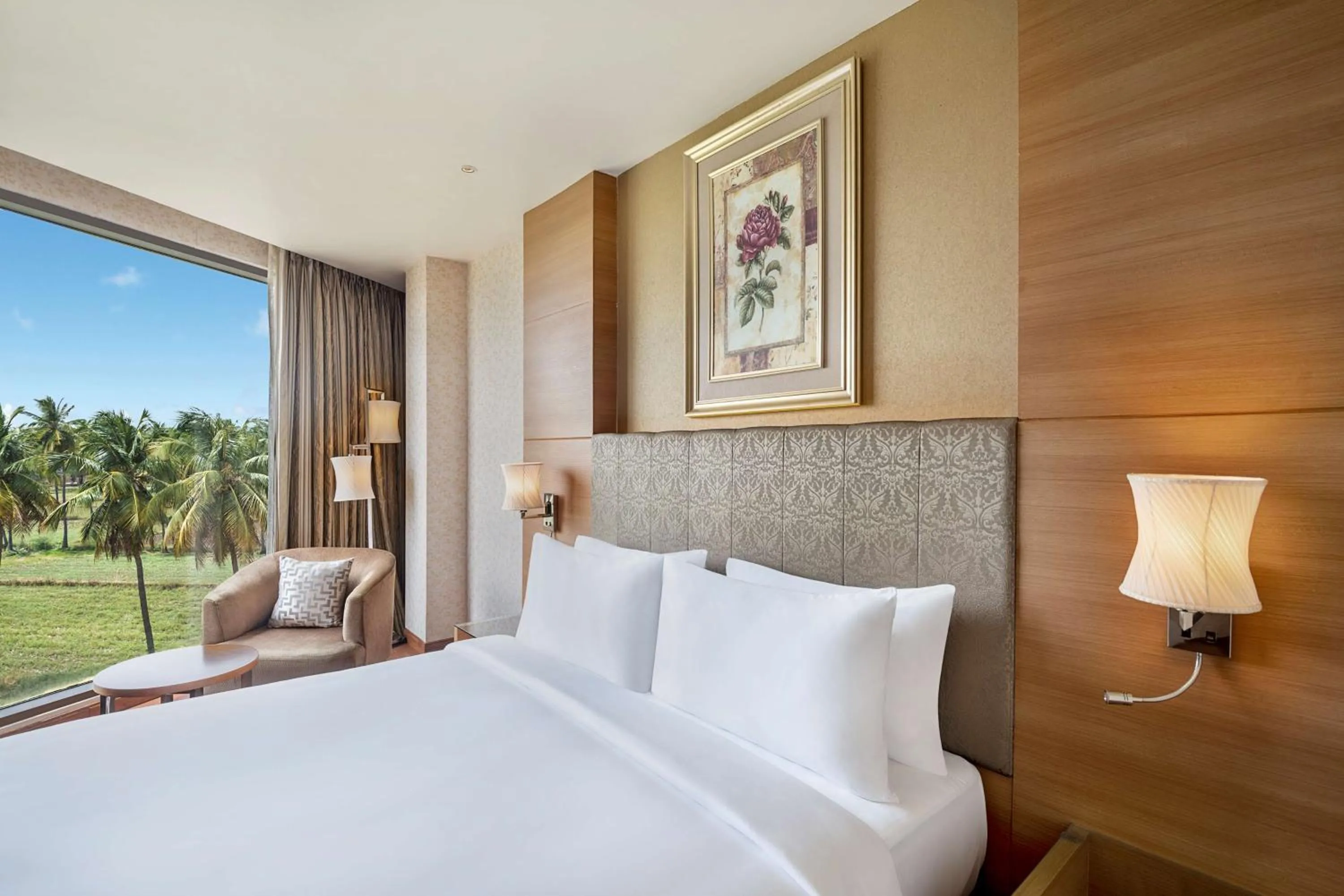 Photo of the whole room, Bed in Radisson Salem