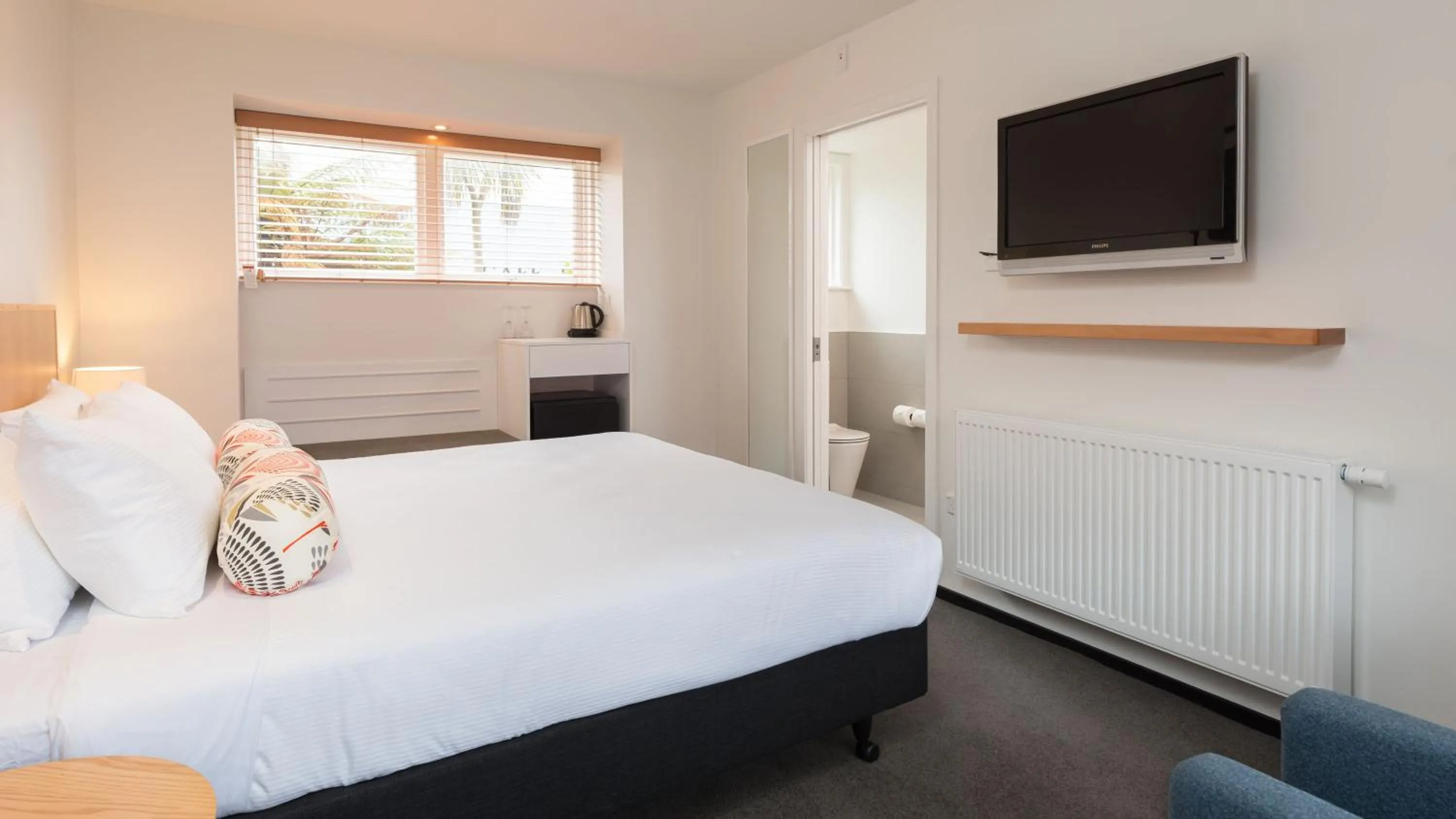 Bedroom, Bed in Heartland Hotel Glacier Country