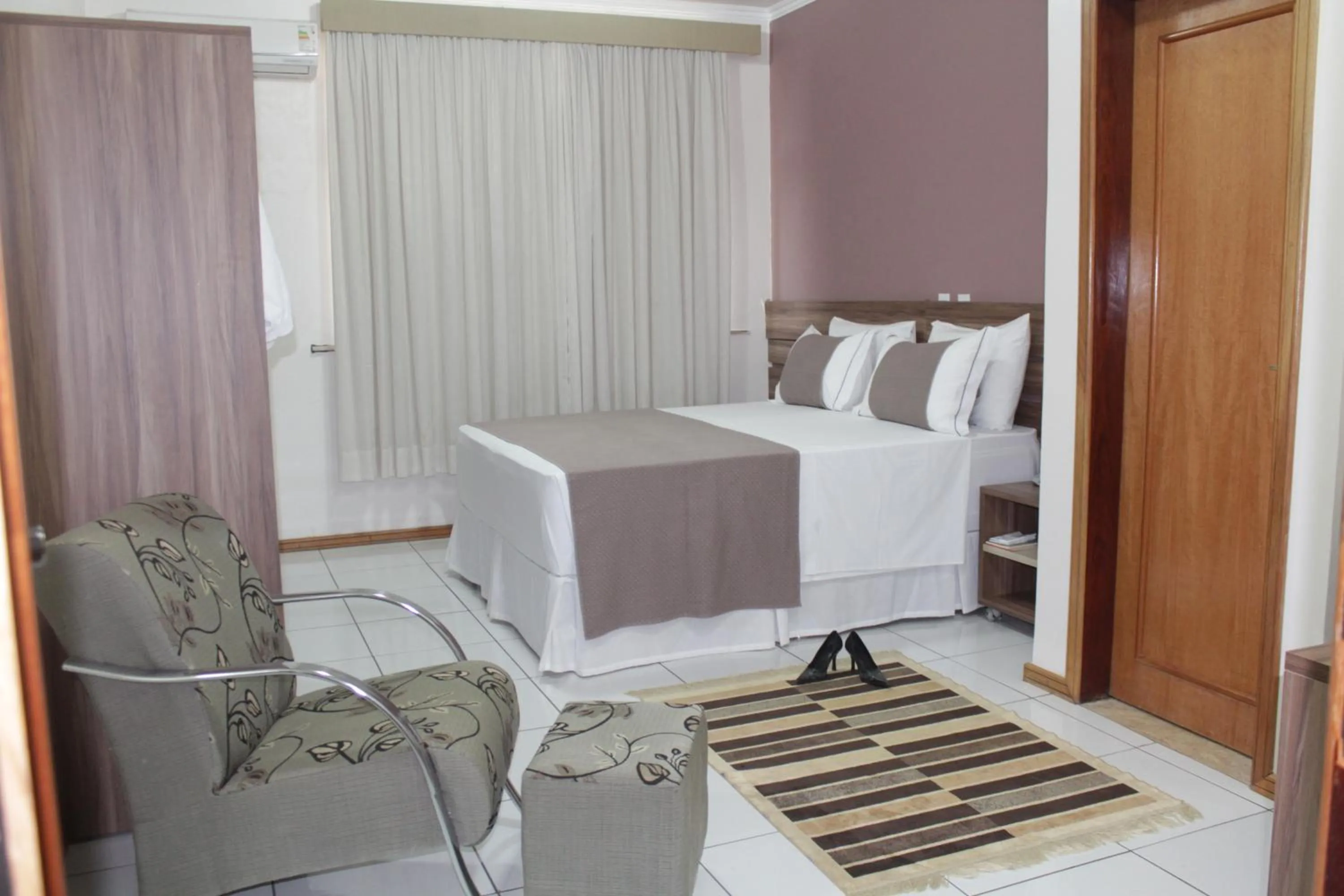 Photo of the whole room, Bed in Hotel del Príncipe