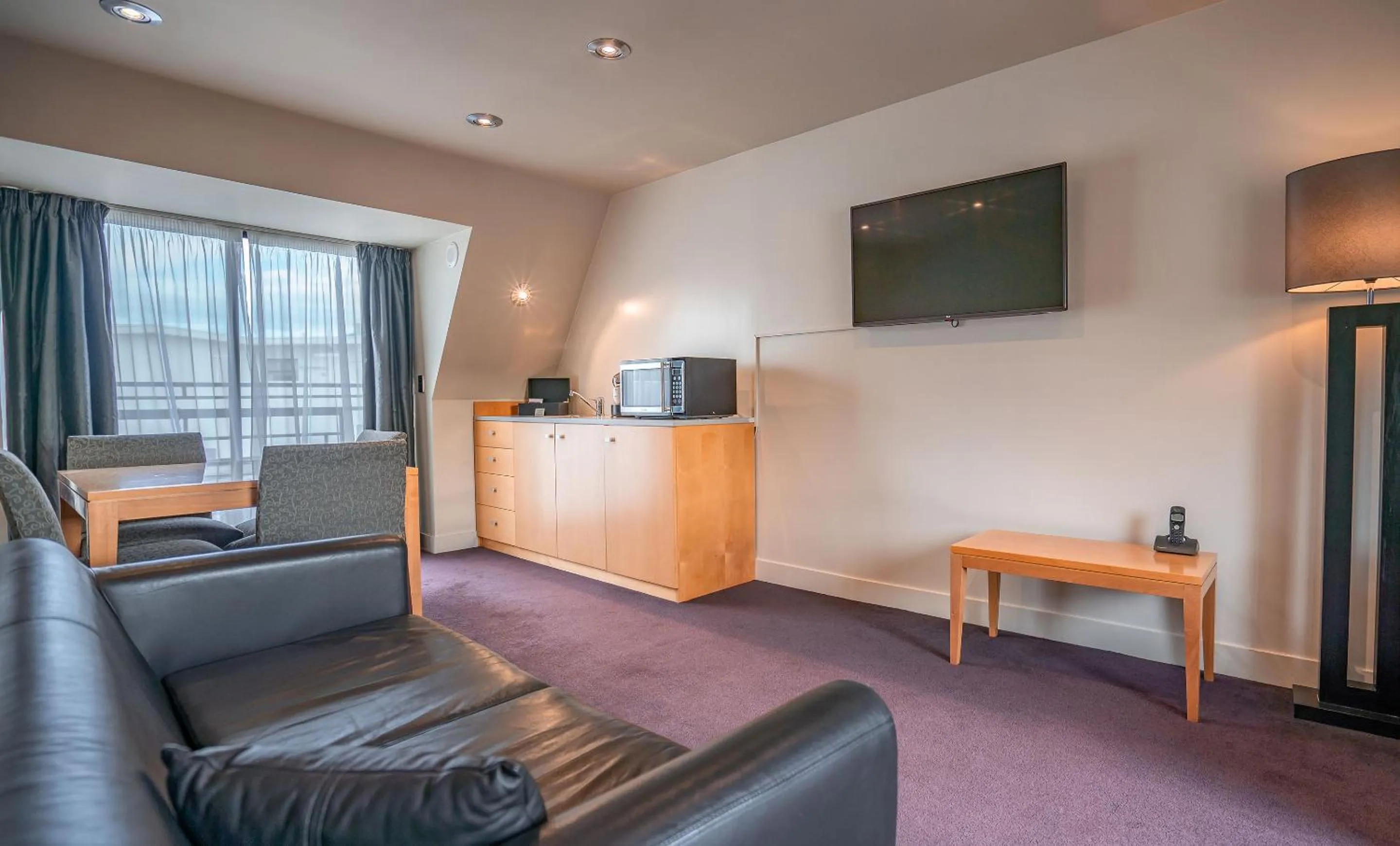 TV and multimedia in Scenic Hotel Southern Cross