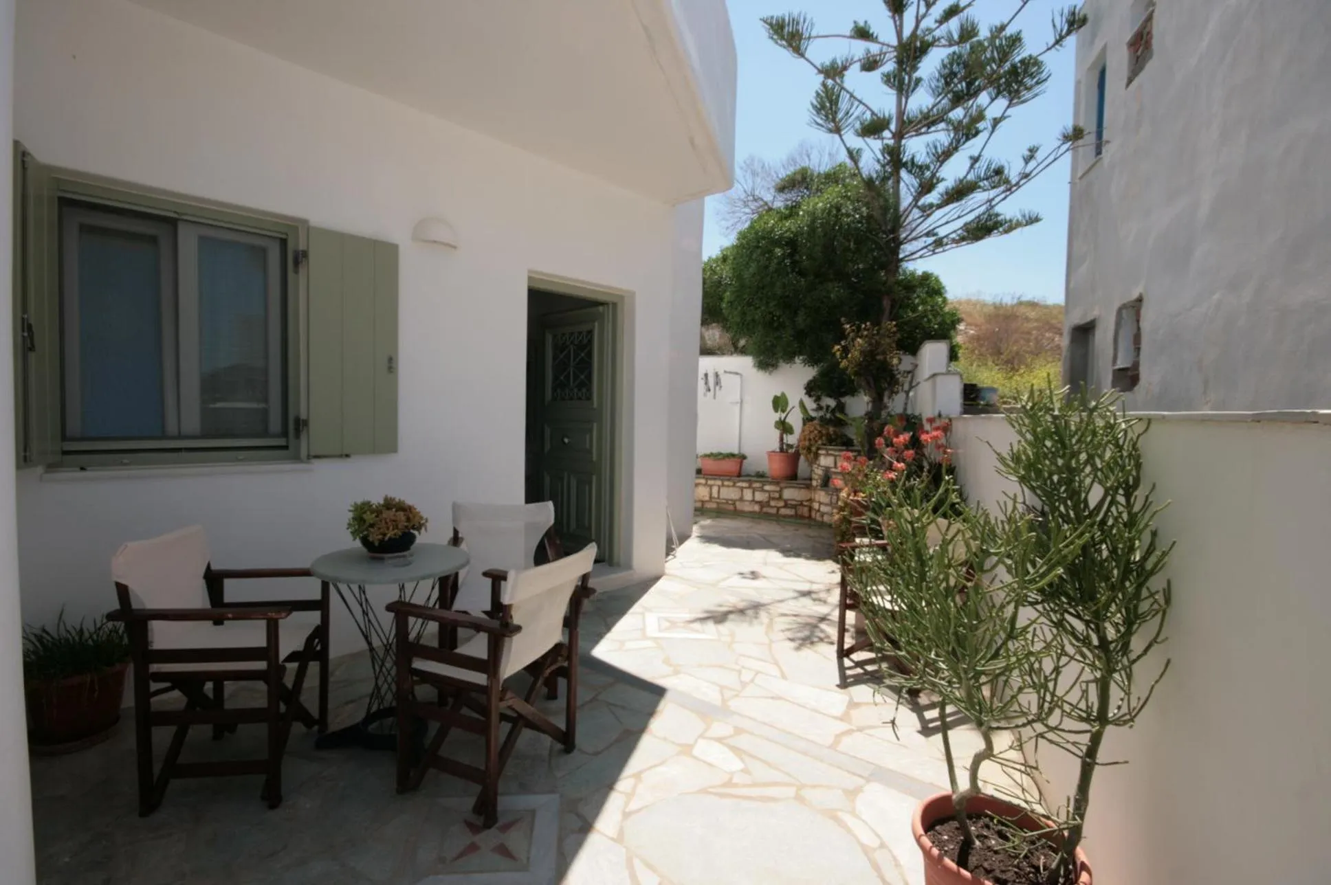 Hara Studios and Apartments