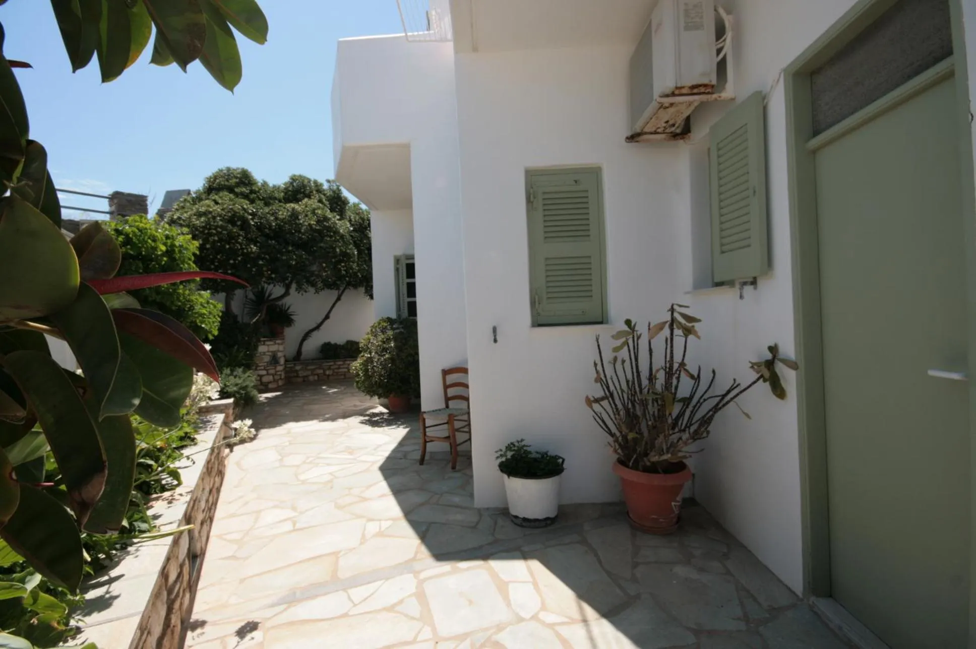 Hara Studios and Apartments