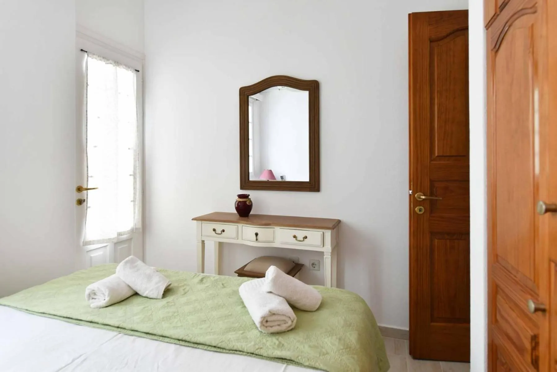 Bed in Hara Studios and Apartments