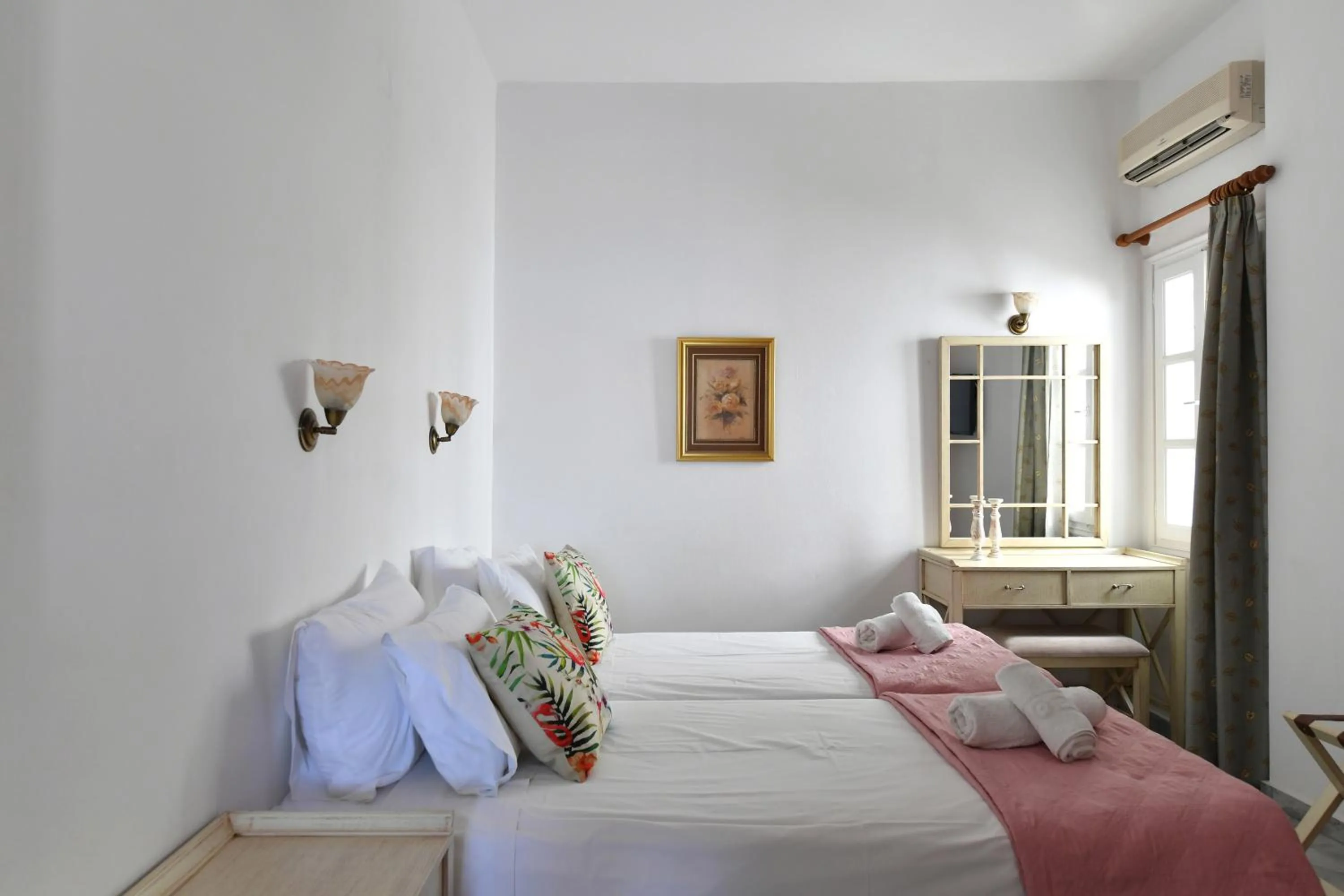 Bed in Hara Studios and Apartments