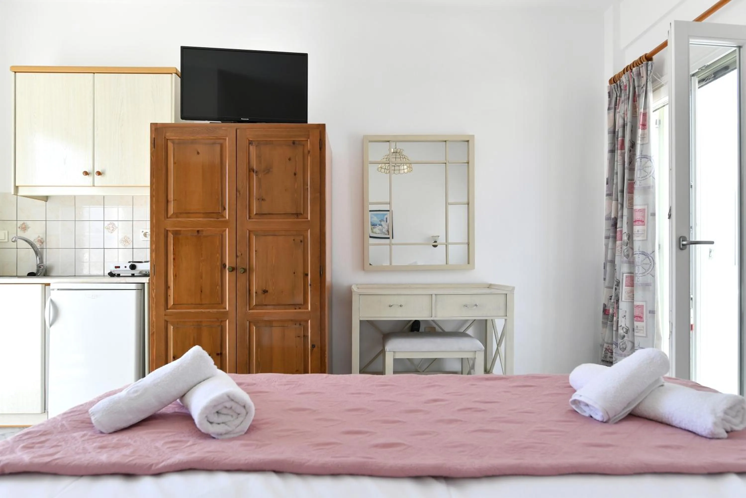 Bed in Hara Studios and Apartments