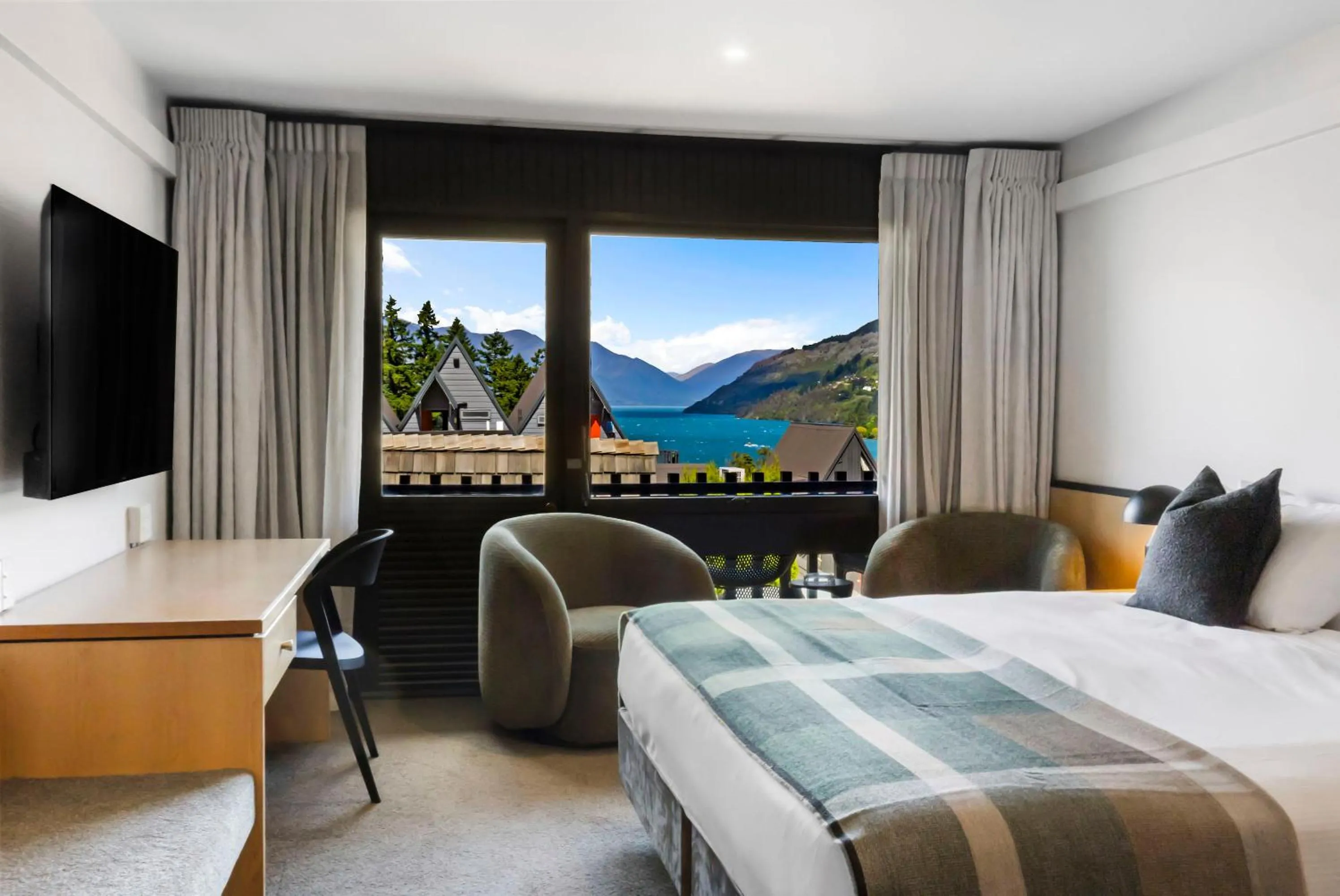 View (from property/room), Bed in Heartland Hotel Queenstown