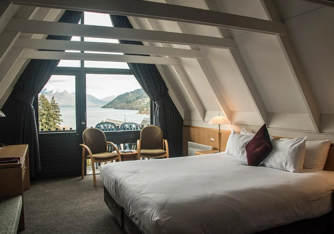 Photo of the whole room, Bed in Heartland Hotel Queenstown