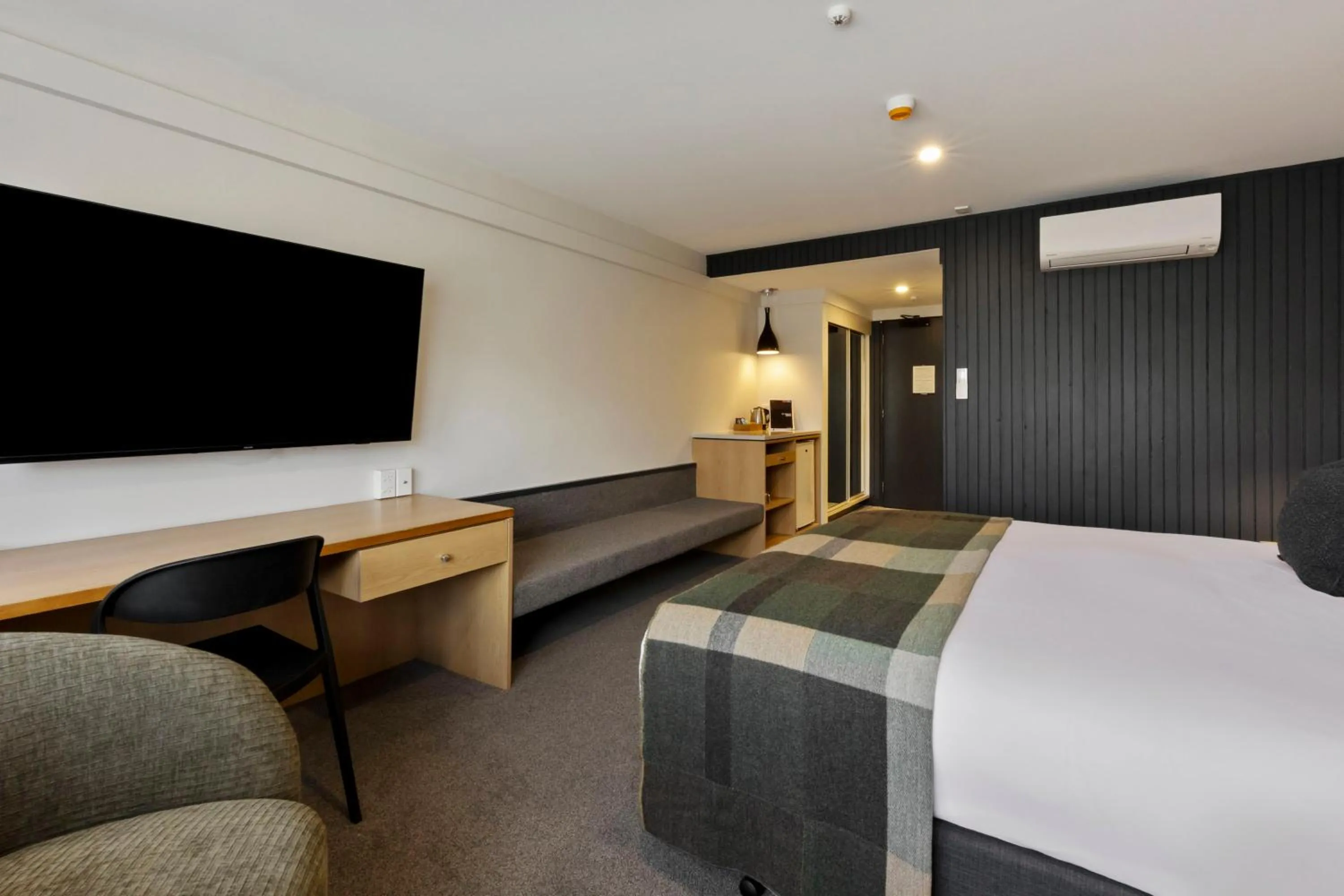 TV and multimedia, Bed in Heartland Hotel Queenstown