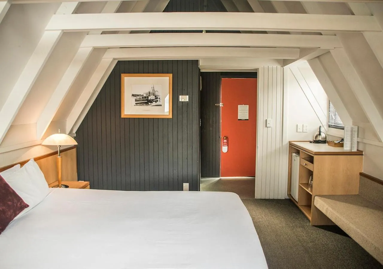 Photo of the whole room, Bed in Heartland Hotel Queenstown