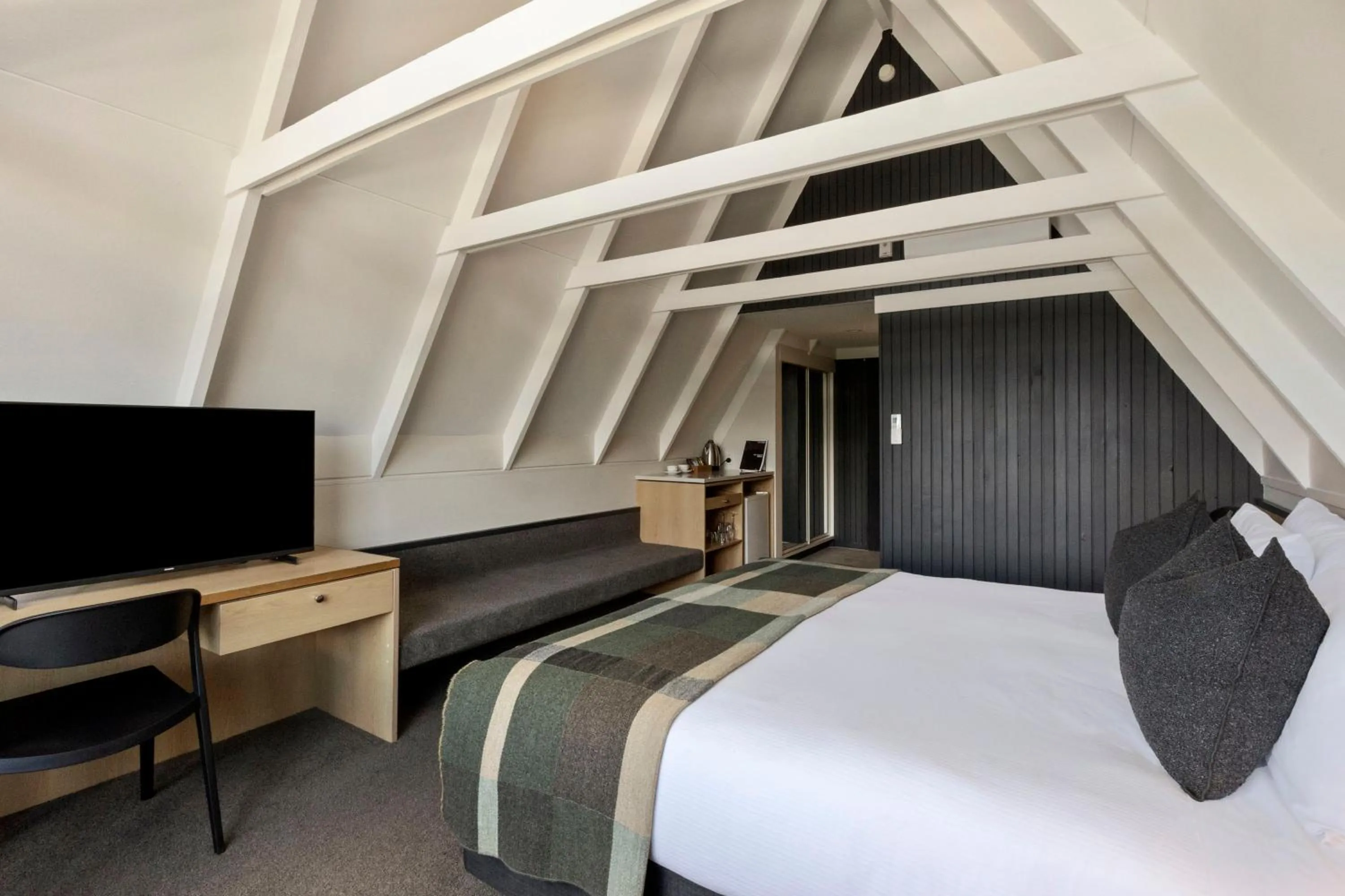 TV and multimedia, Bed in Heartland Hotel Queenstown