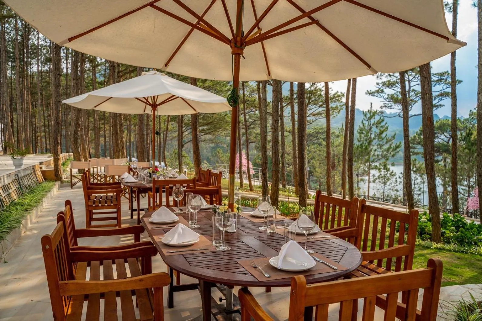 Restaurant/places to eat in CEREJA Hotel & Resort Dalat