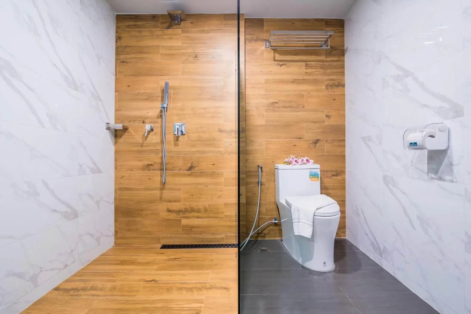 Shower in Anchan Hotel & Spa