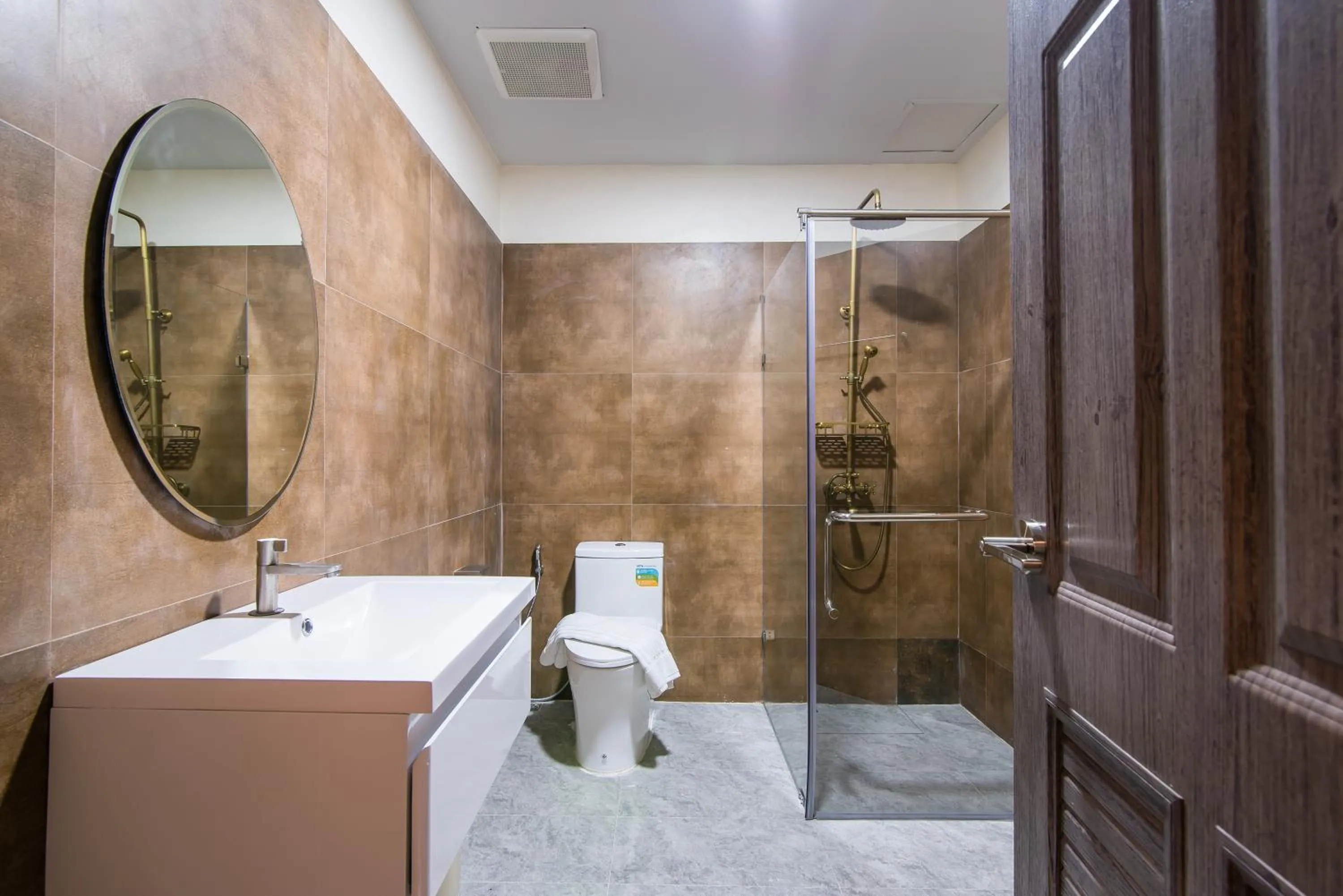 Shower in Anchan Hotel & Spa