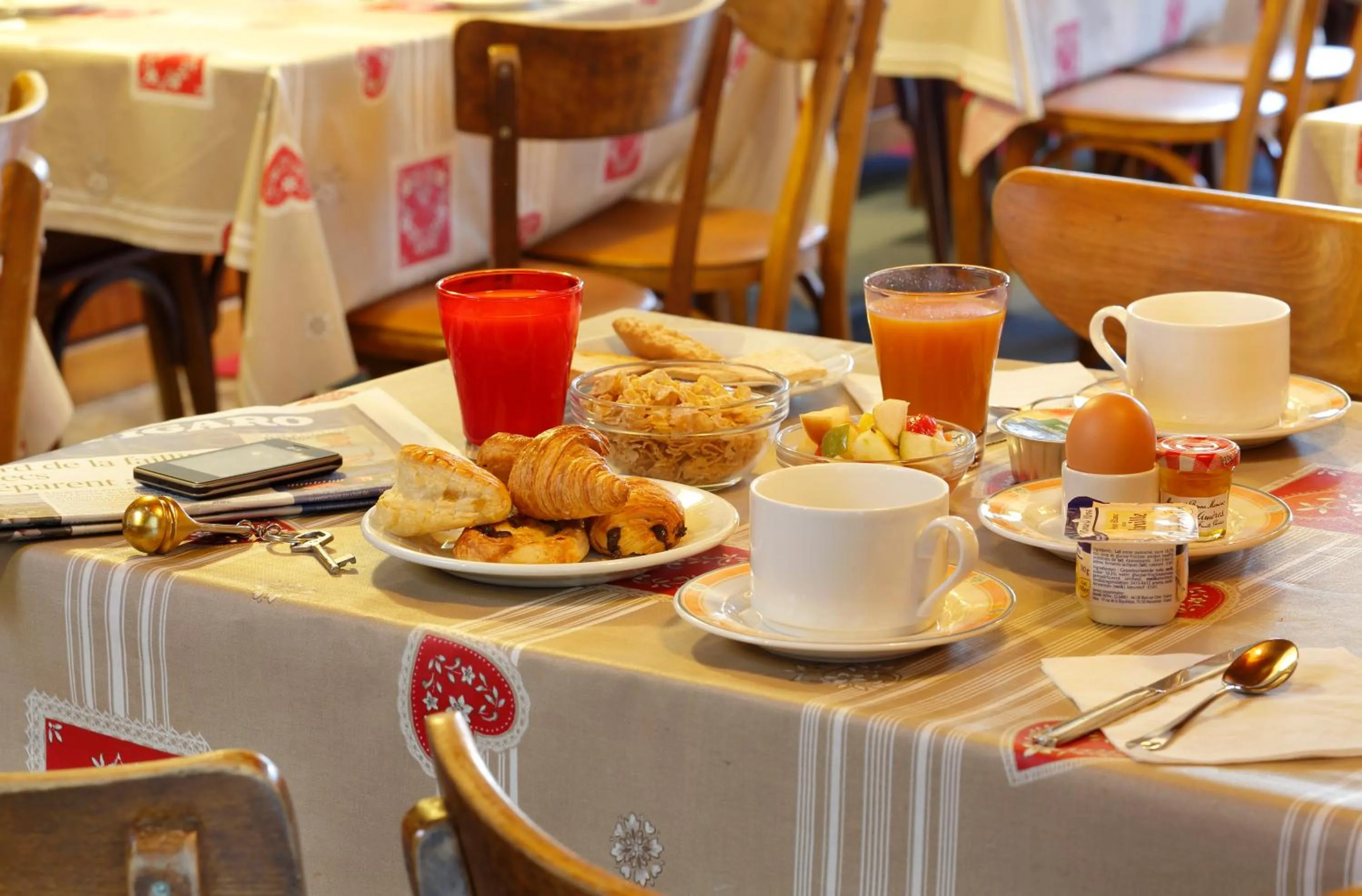 Breakfast in HOTEL LES MARRONNIERS