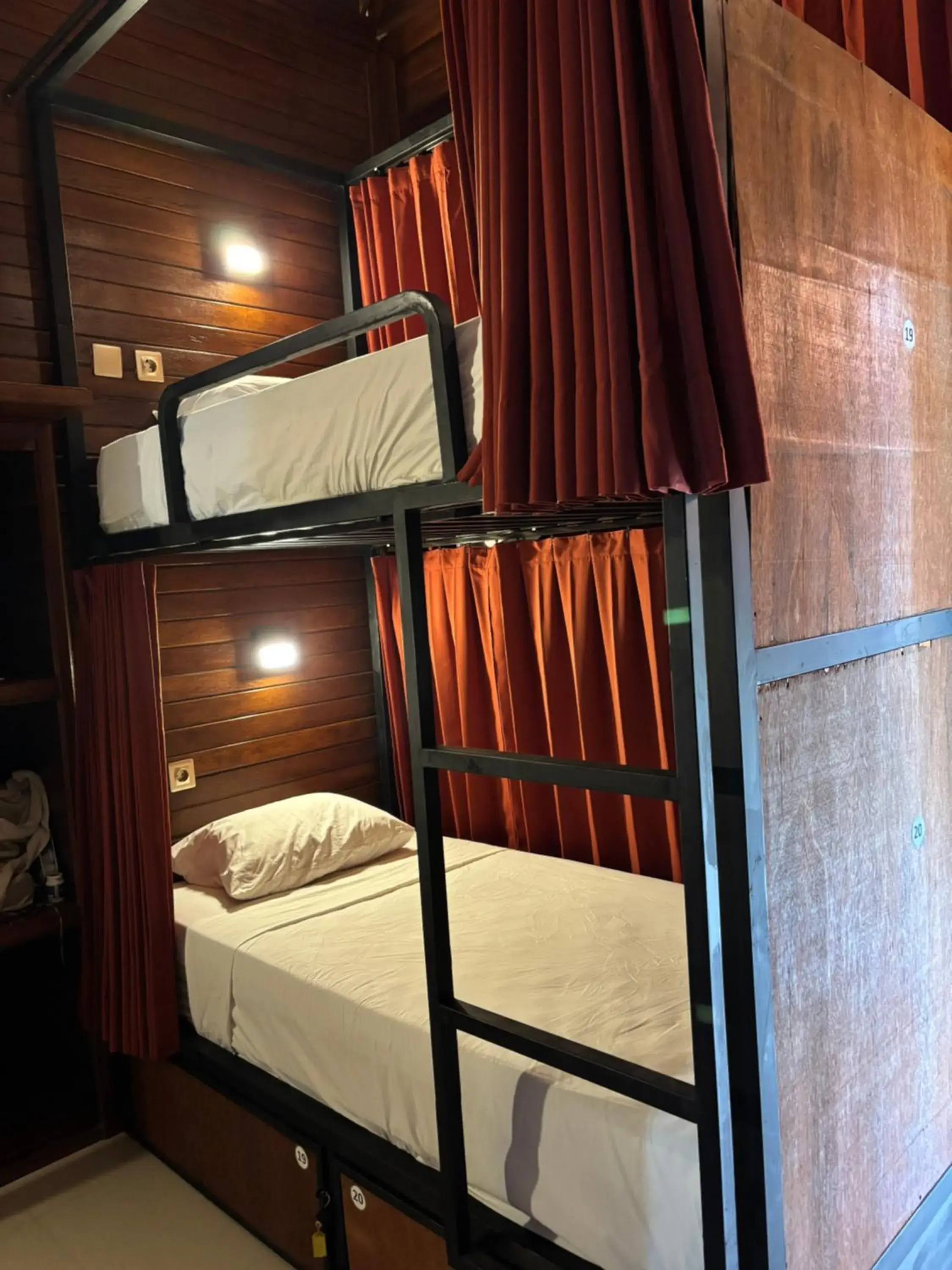 Bed in 8-Bed Mixed Dormitory Room in Castaway Island Hostel Bed in 8-Bed Mixed Dormitory Room in Castaway Island Hostel