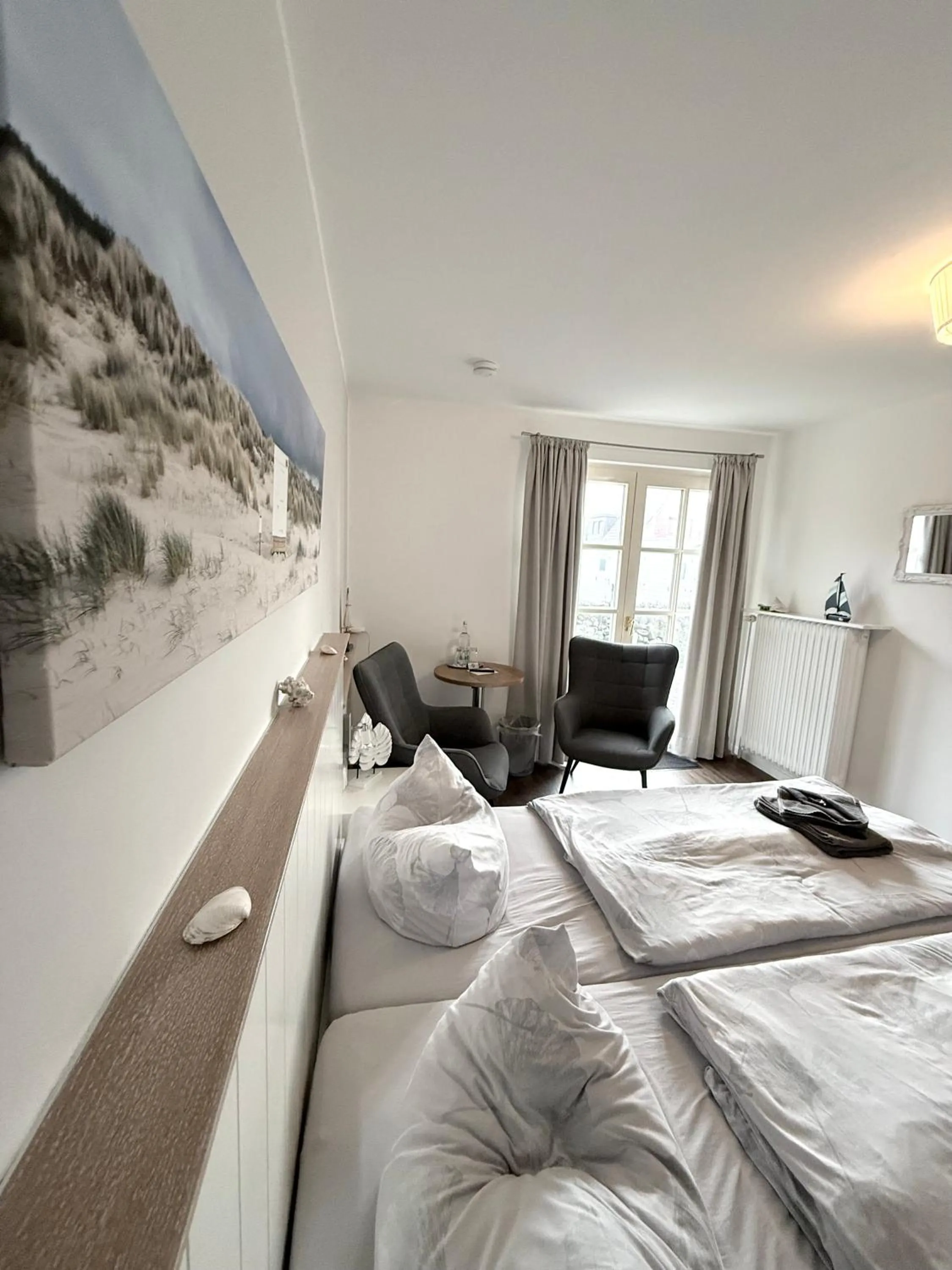 Photo of the whole room, Bed in Hotel garni Seeluft Büsum