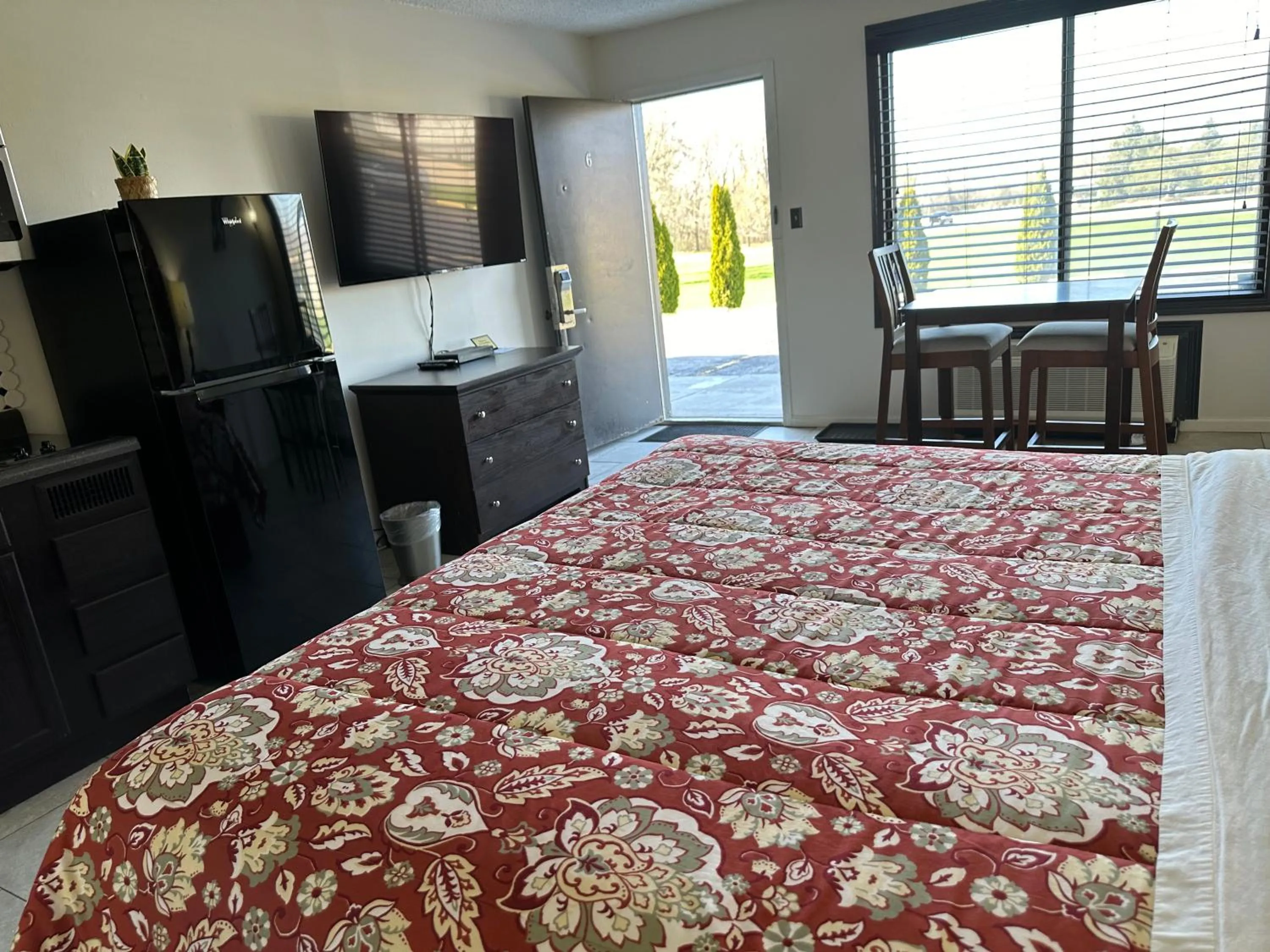 Bedroom, Bed in Geneva Wells Inn