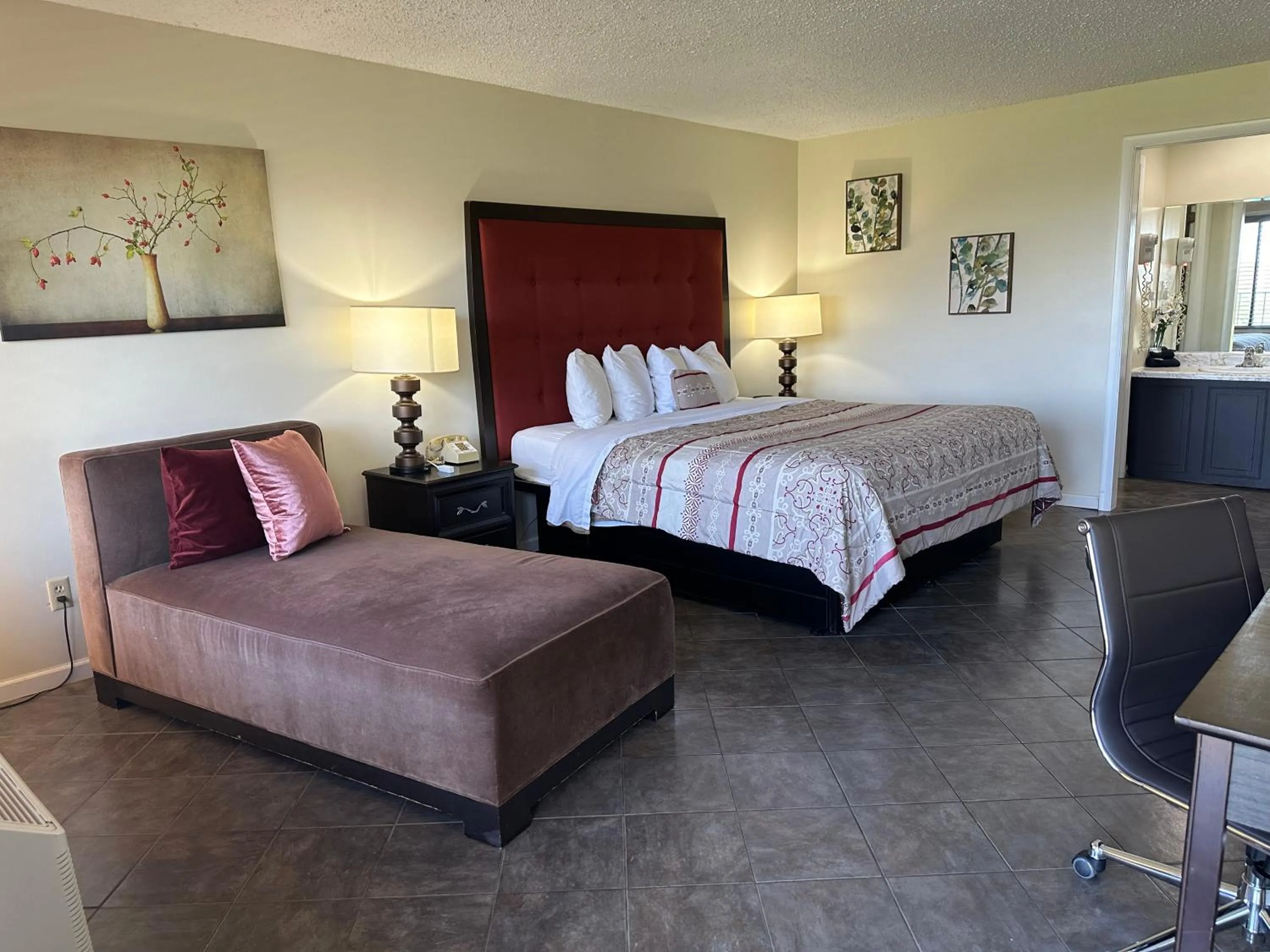 Bedroom, Bed in Geneva Wells Inn