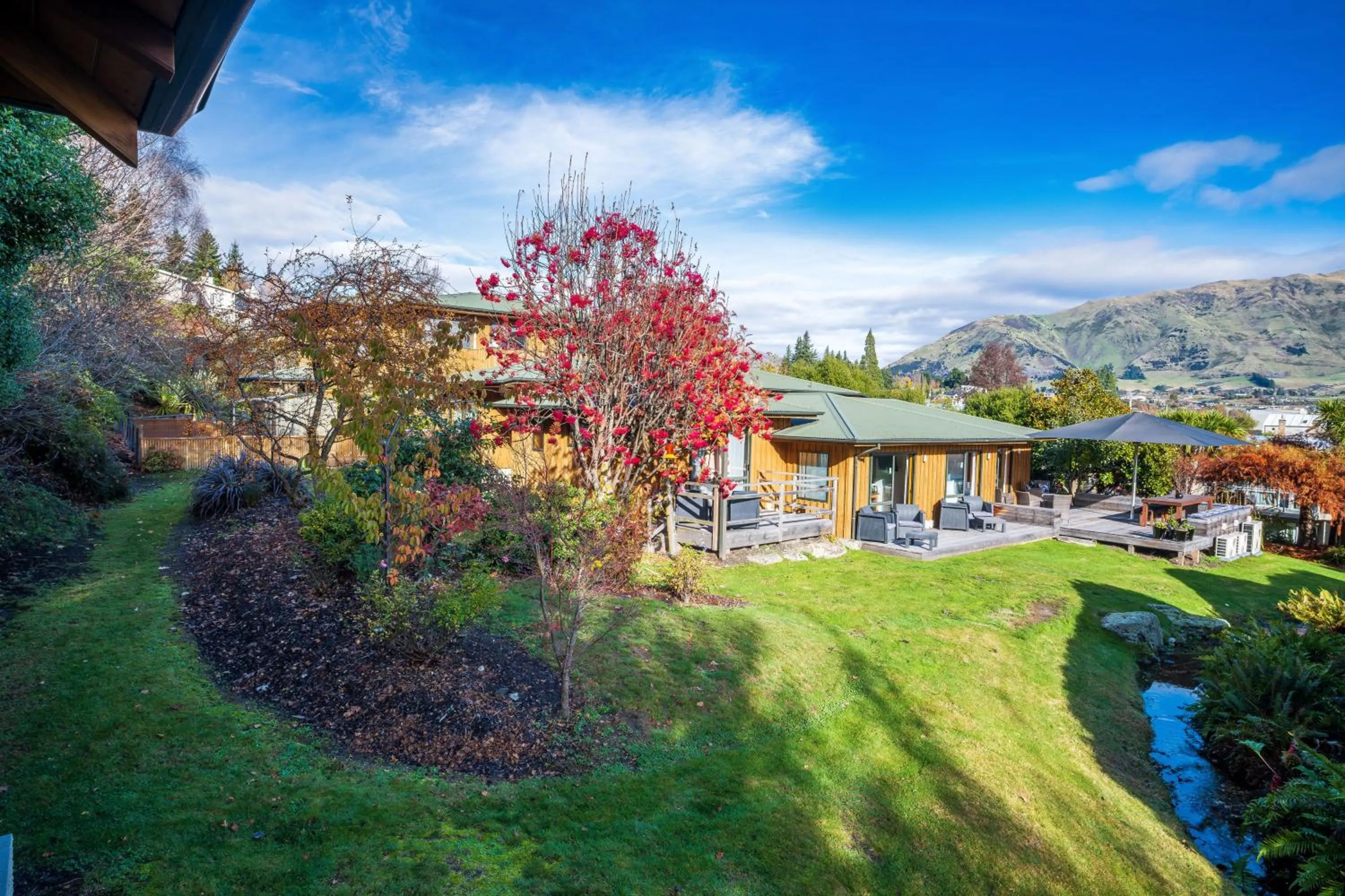 Garden in Wanaka Springs Lodge