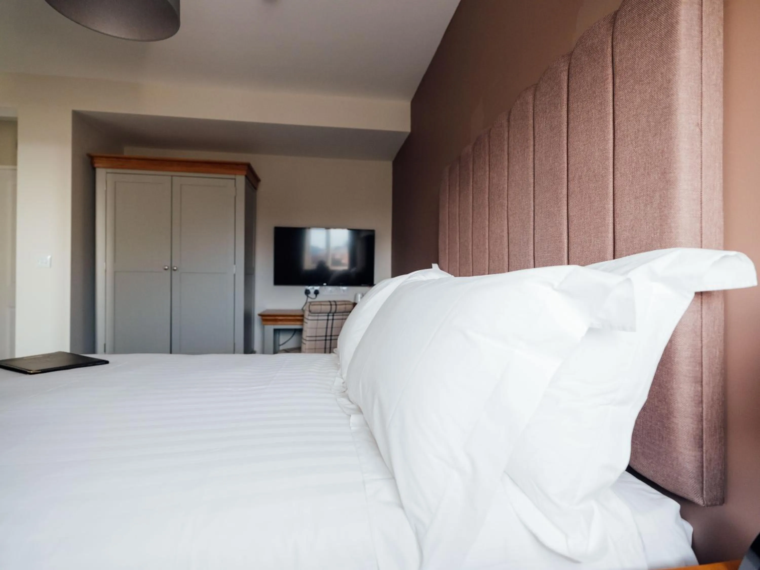 Bedroom, Bed in The Bell Inn