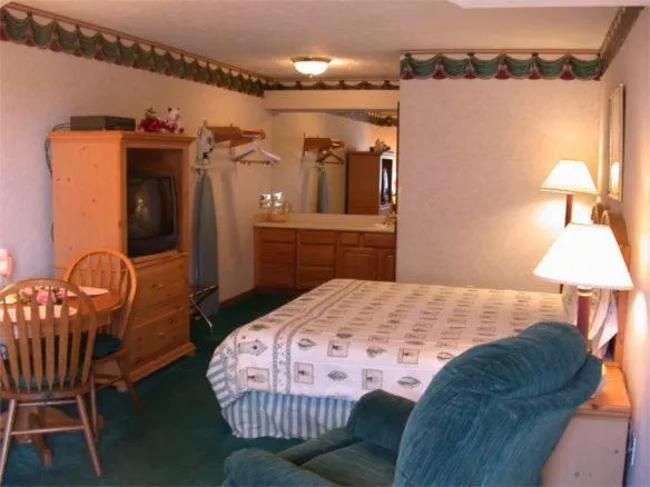 Bed in Townhouse Inn & Suites Omaha