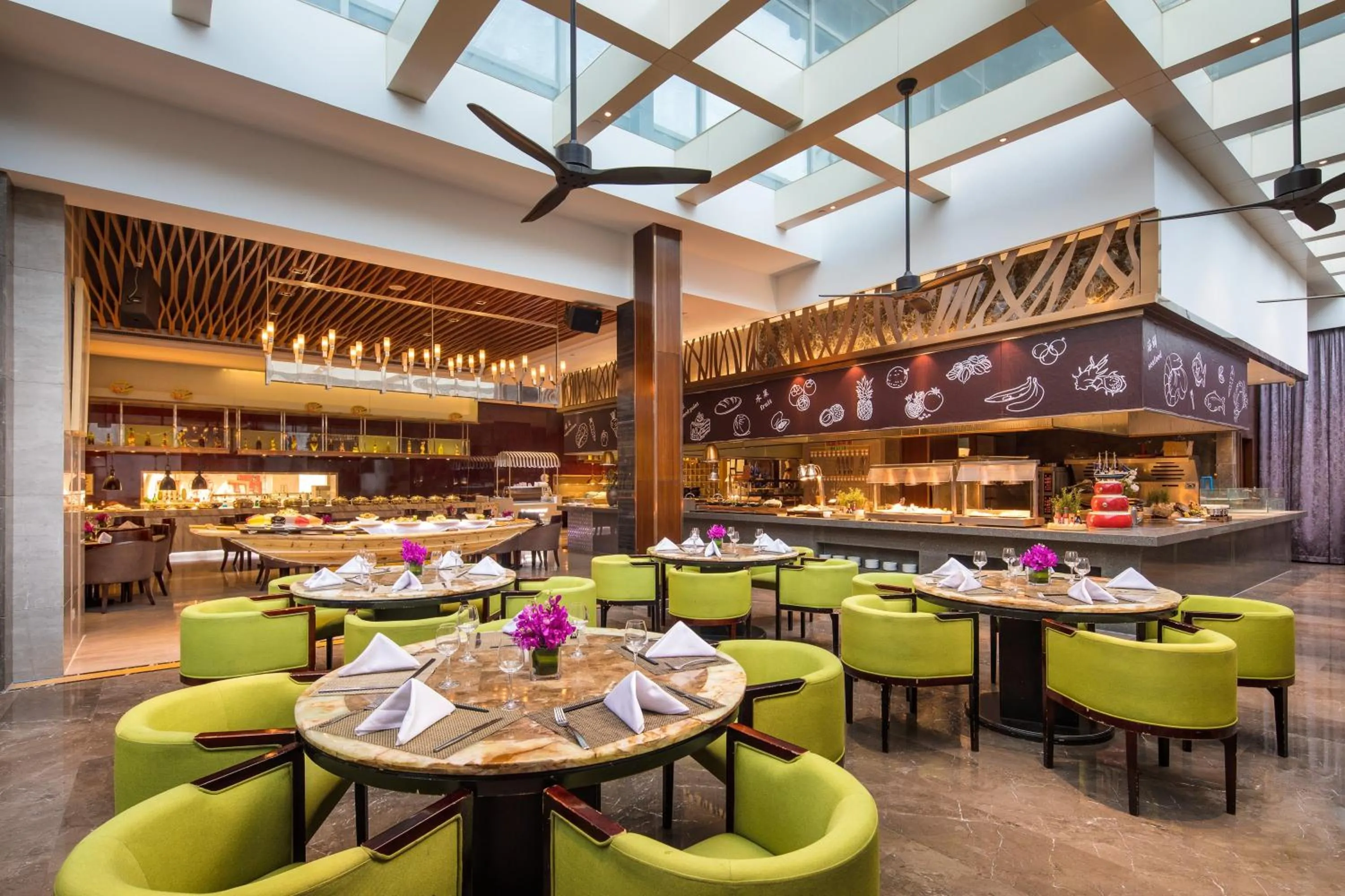 Restaurant/places to eat in Crowne Plaza Taizhou by IHG